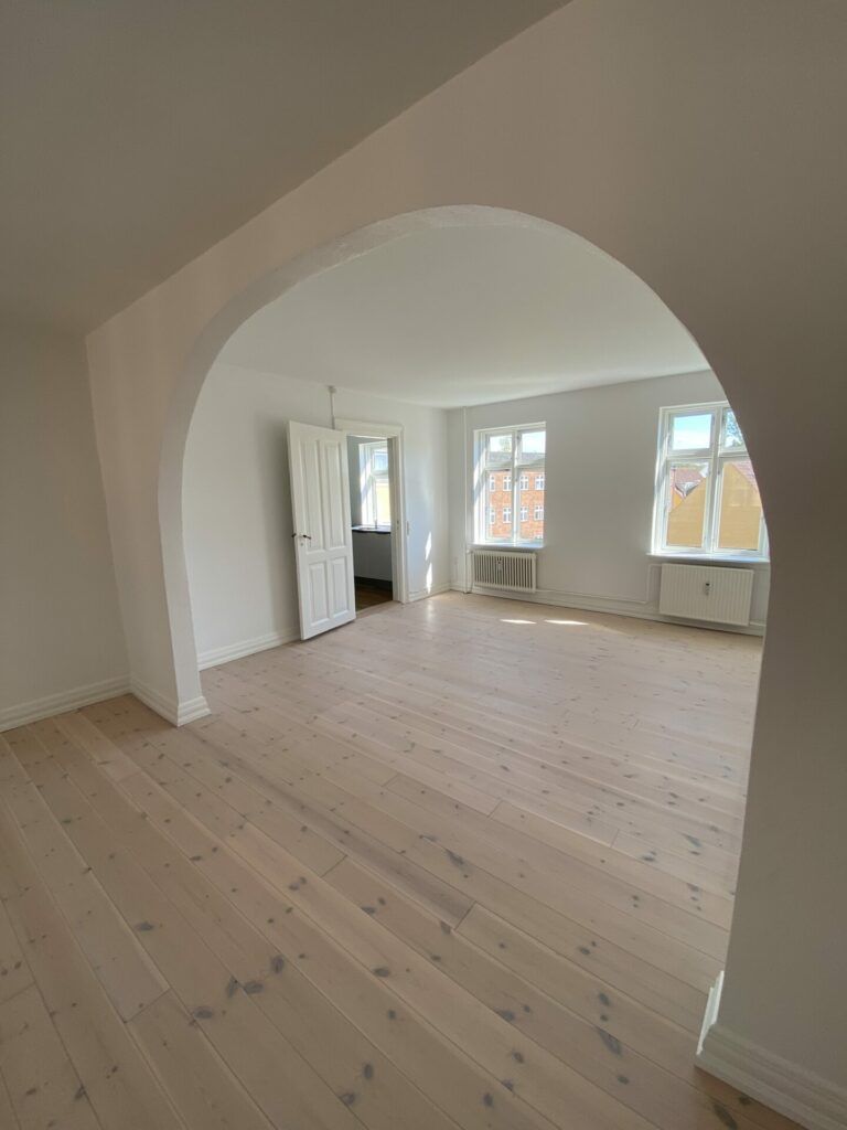 Flot renoveret 3-værelses på 97 m2 med stort, grønt gårdmiljø – tæt på Havnefronten, Nordkraft og gågaden