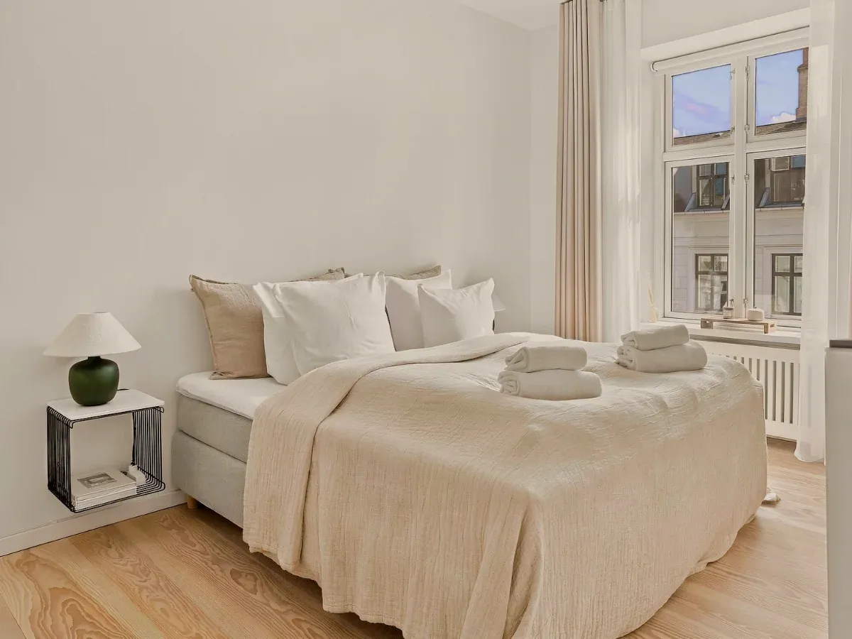 Midt i byen, helt stille: herskabslejlighed på 188 m² i Gammelholm