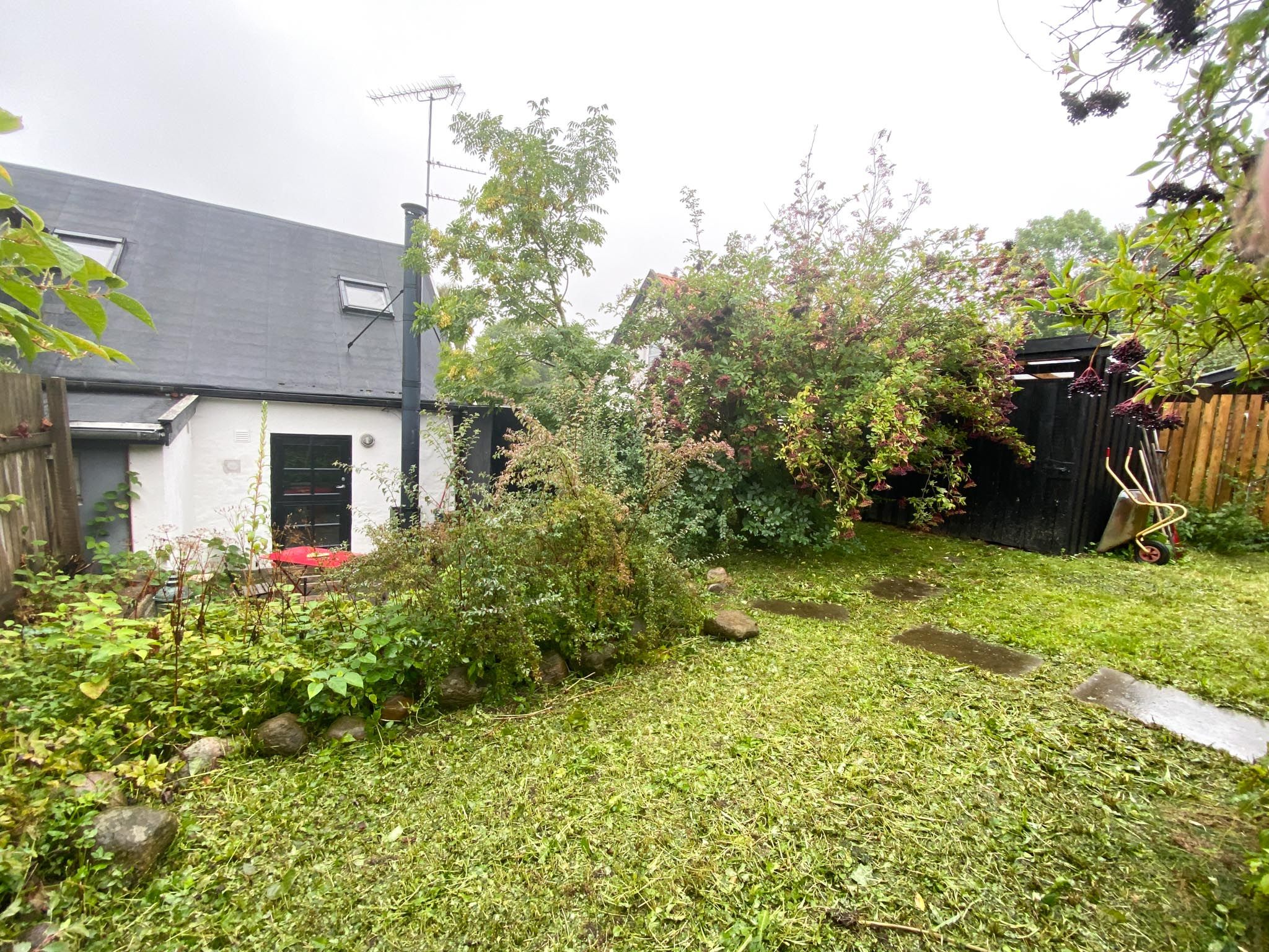 Lille byhus i Vejby i baghaven til Tisvilleleje til leje i ca 8 mdr.
