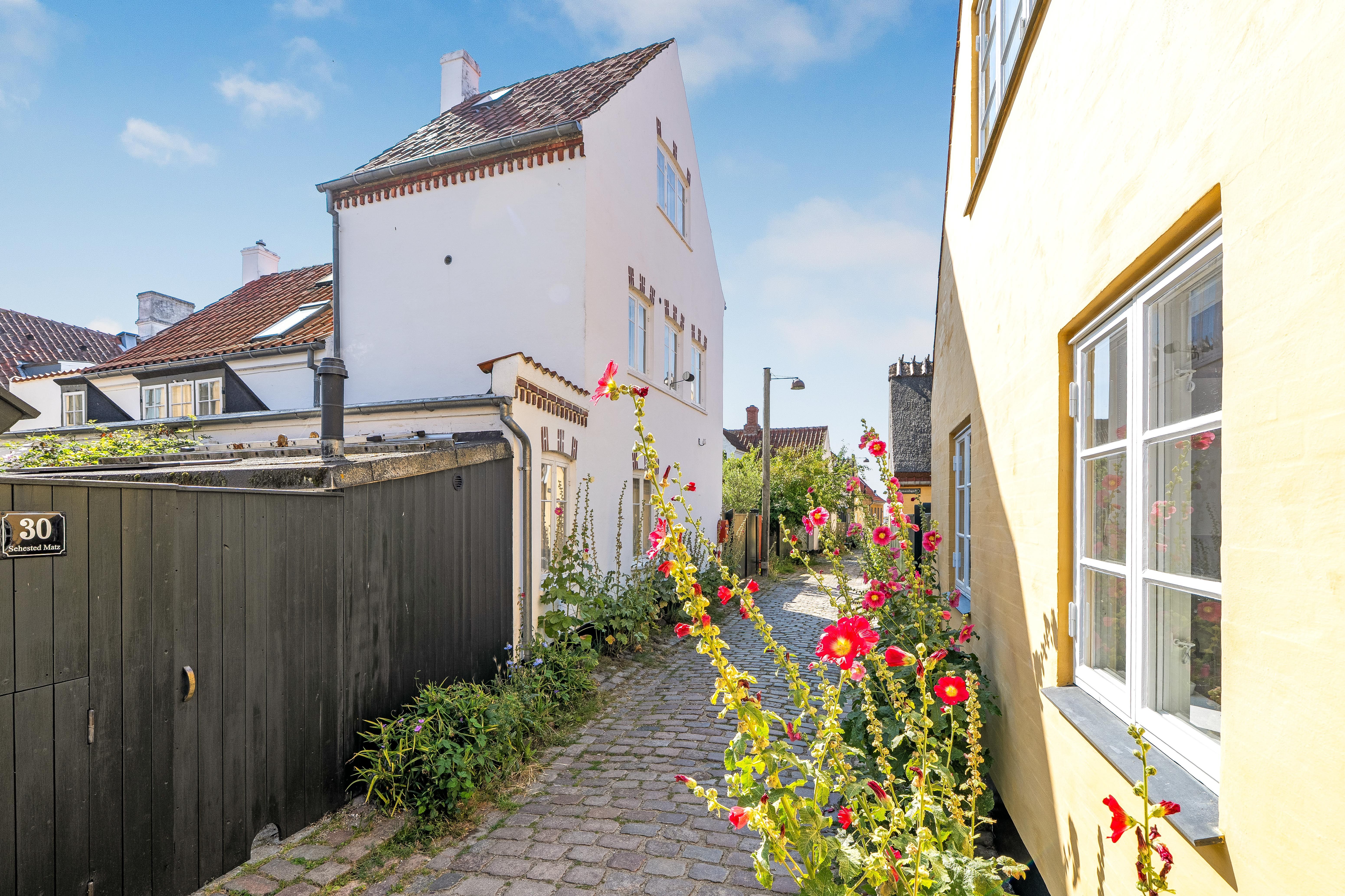 Unique and Charming Townhouse for Rent in the Heart of Dragør / Unikt og charmerende byhus til leje i hjertet af Dragør