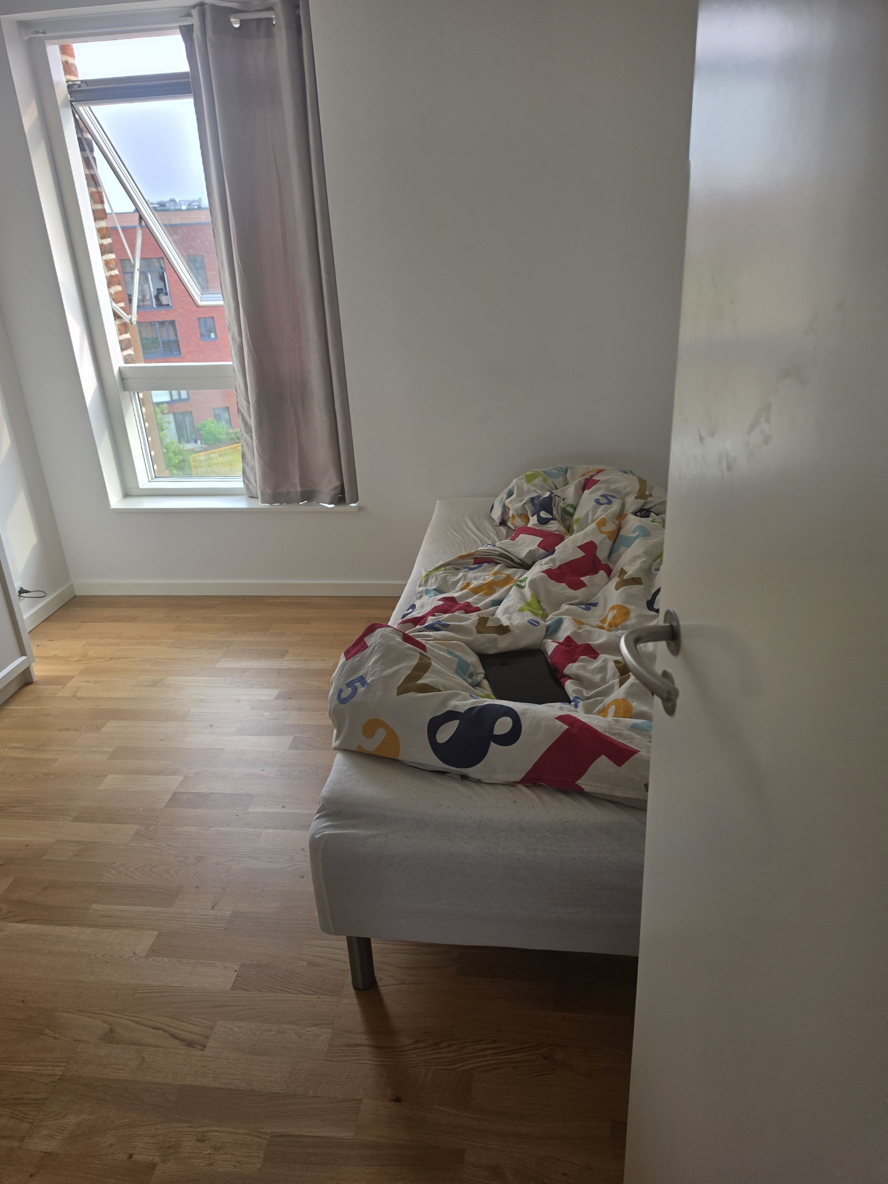 One room to rent in 4 bedroom house 