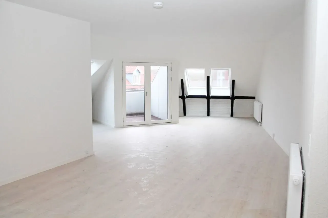 129 m² super fin lejlighed midt i gågaden med altan og elevator