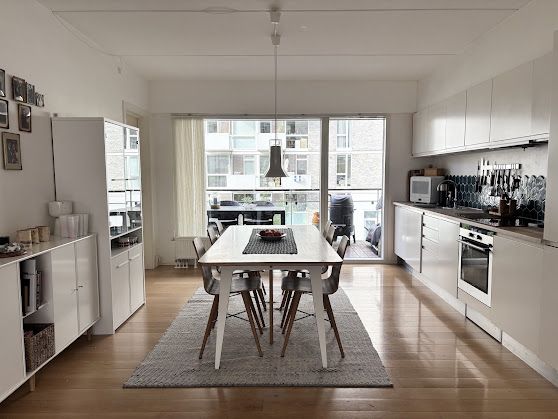 Stor og lys lejlighed med to altaner på attraktive Islands Brygge