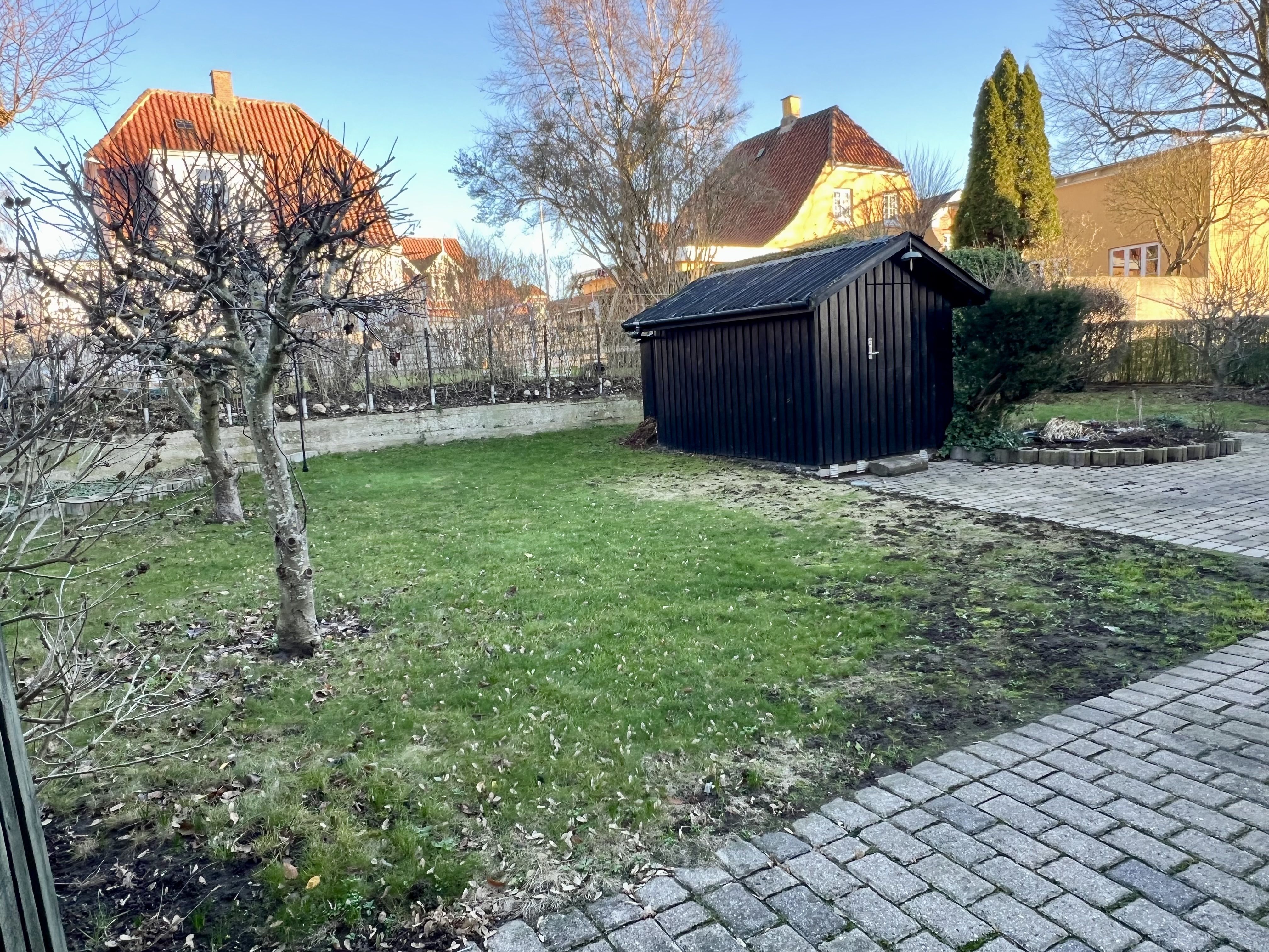 Pæn 3 værelses med kælderrum, udhus, have og parkering