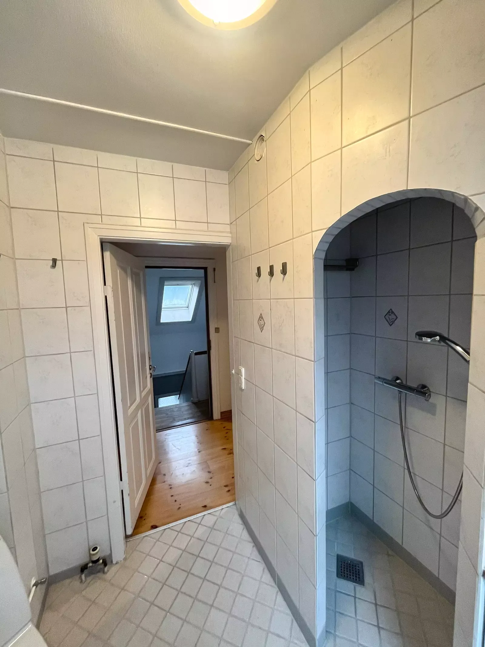 Rummelig 4-værelses taglejlighed på 132 m2 med bykig, åbent køkken og delevenlig planløsning