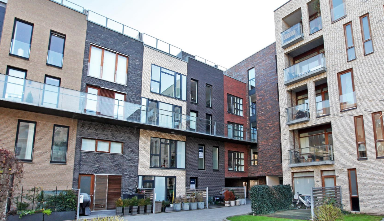 Kanallejlighed i 3 plan med egen terrasse og ponton