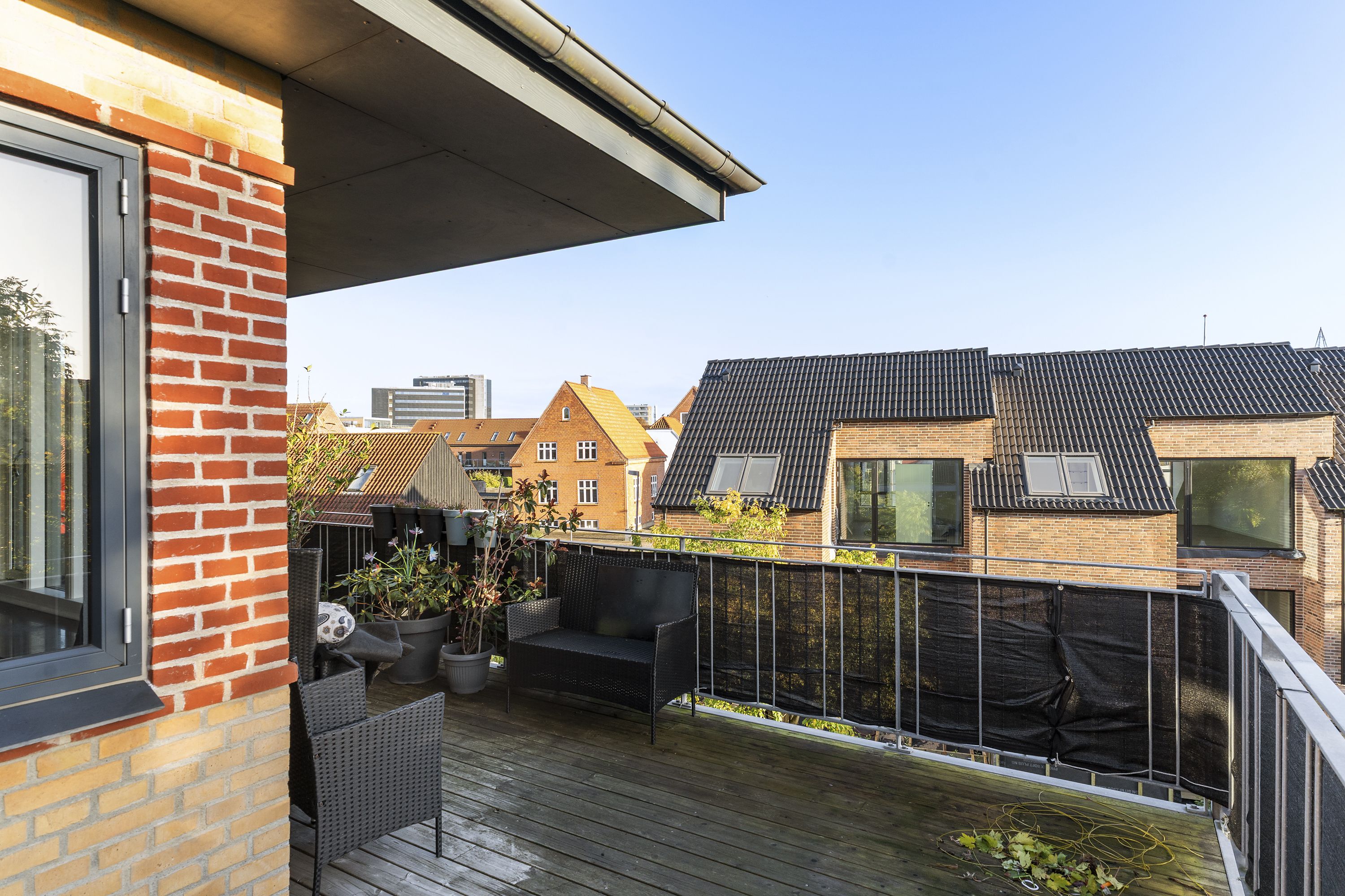 Attraktiv og rummelig 112 m² lejlighed med store altanmiljøer, privat have og egen garage – centralt i Horsens!