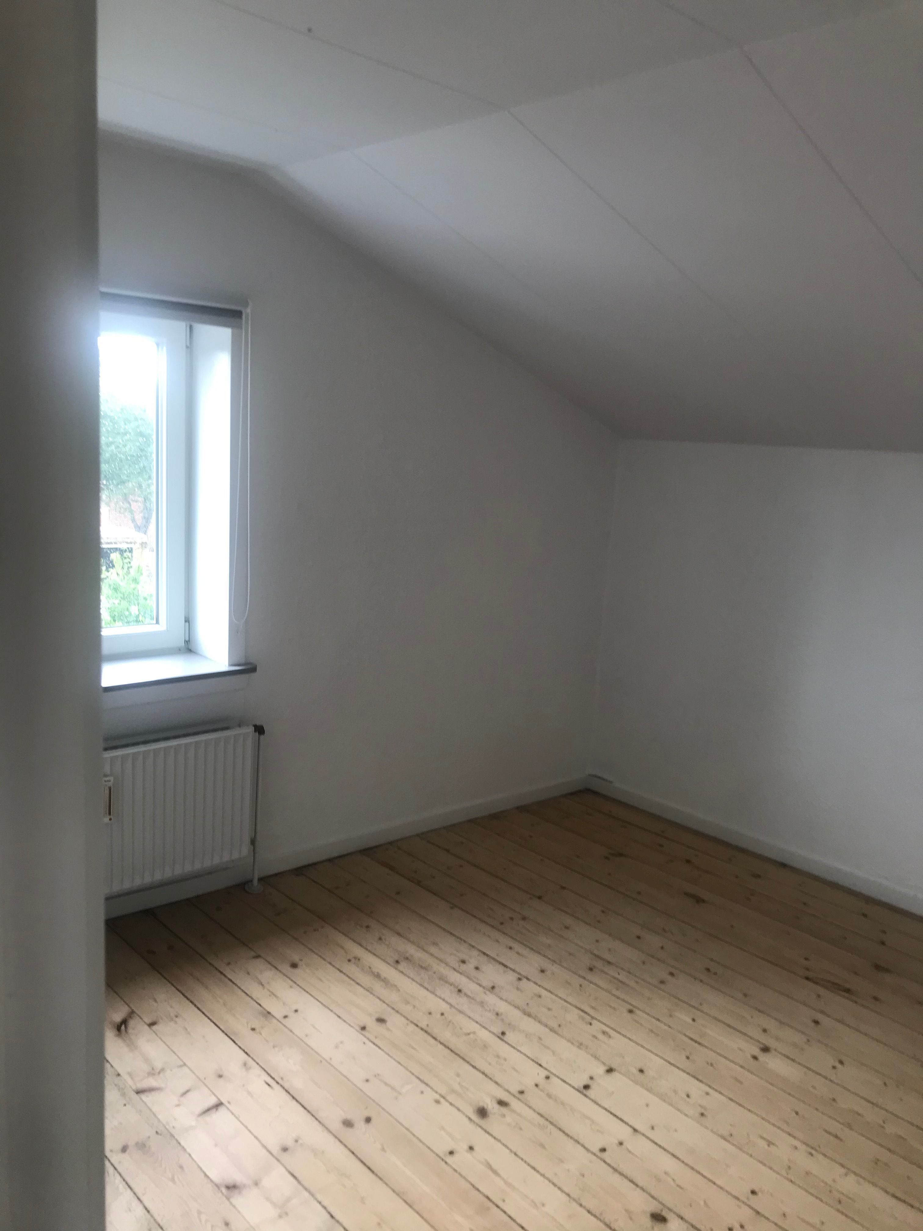 Lys bylejlighed med adgang til gårdhave med 1 parkeringsplads