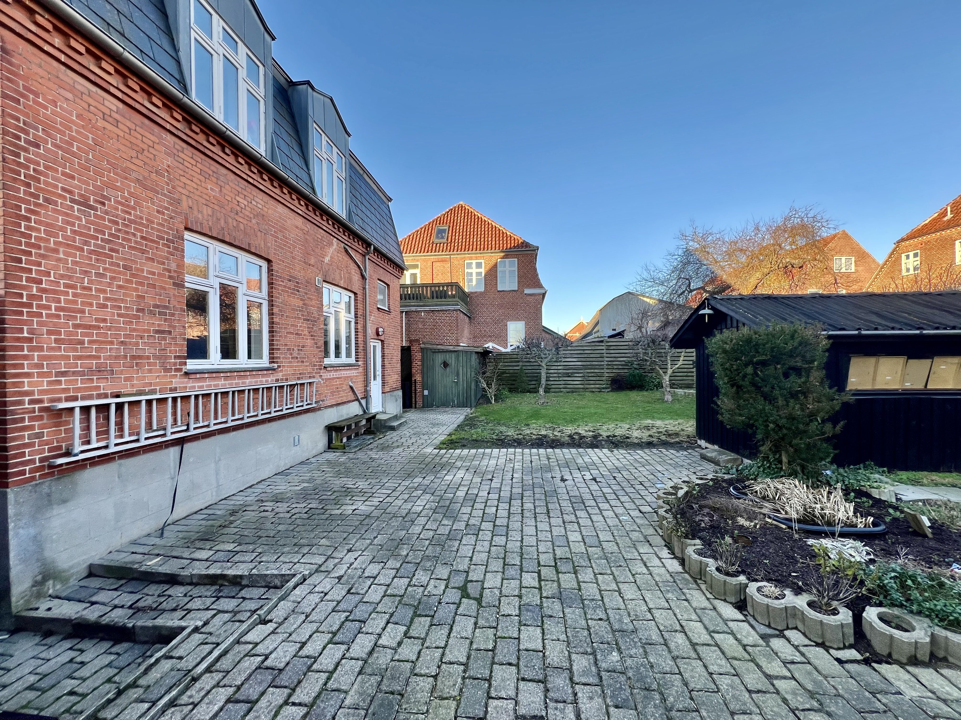 Pæn 3 værelses med kælderrum, udhus, have og parkering