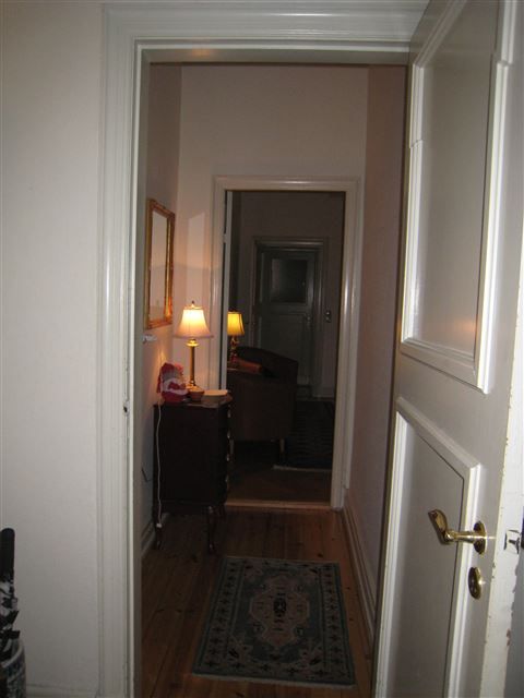 Elegant og herskabelig 6 værelses lejlighed på 1. sal i mondæn ejendom for den kræsne familie.