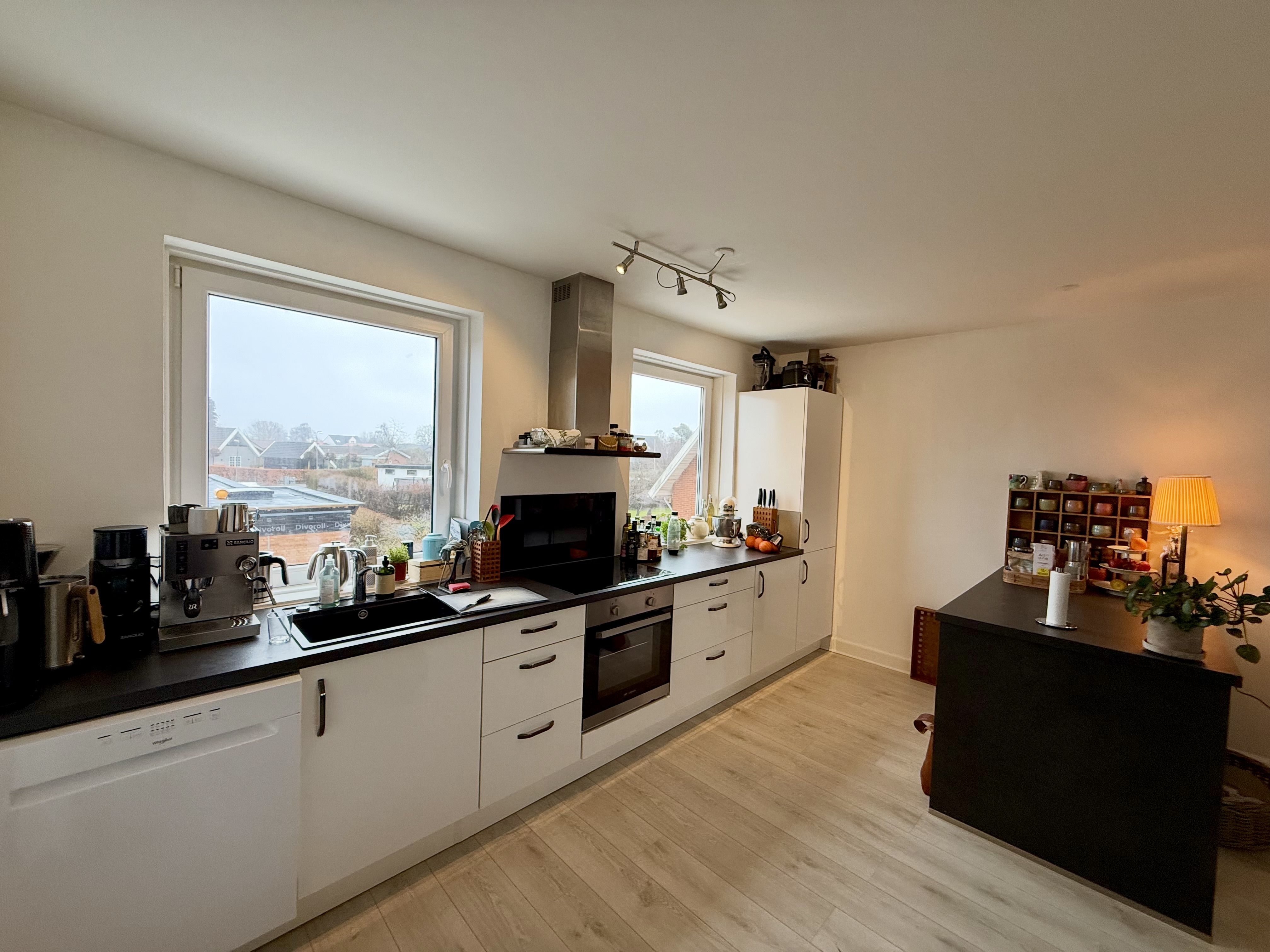 Super stor og flot renoveret 3. vær. i Mølholm udlejes