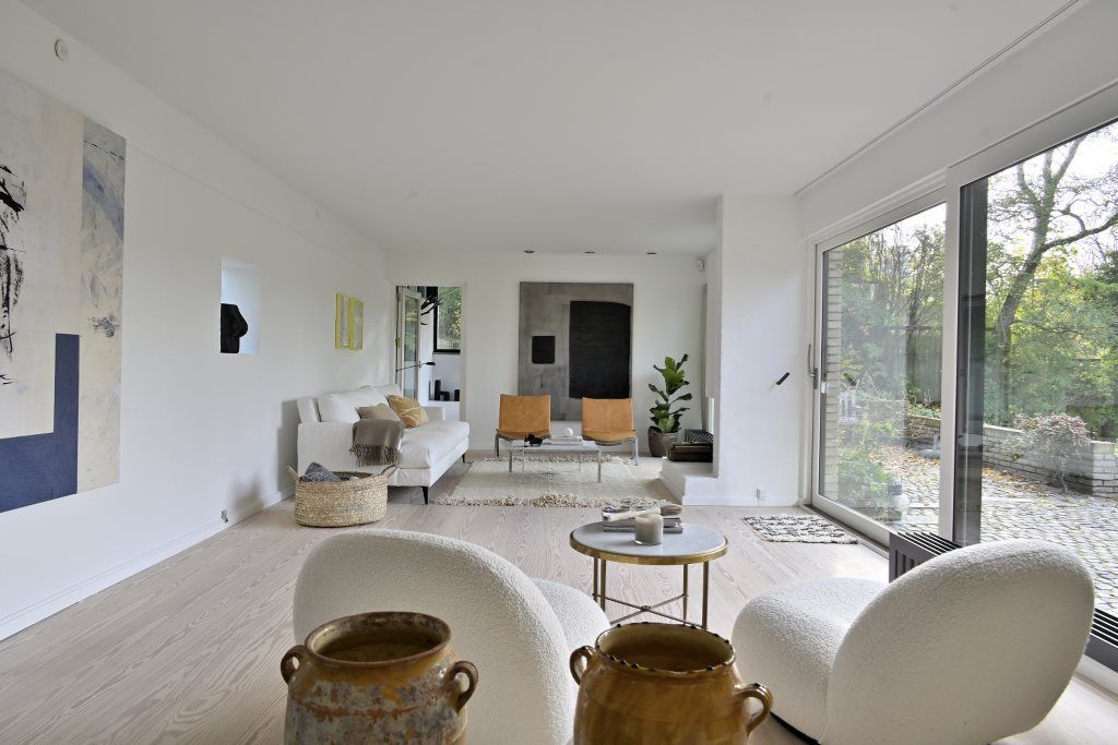 Arkitekttegnet villa med stor naturgrund og sø – Hørsholm