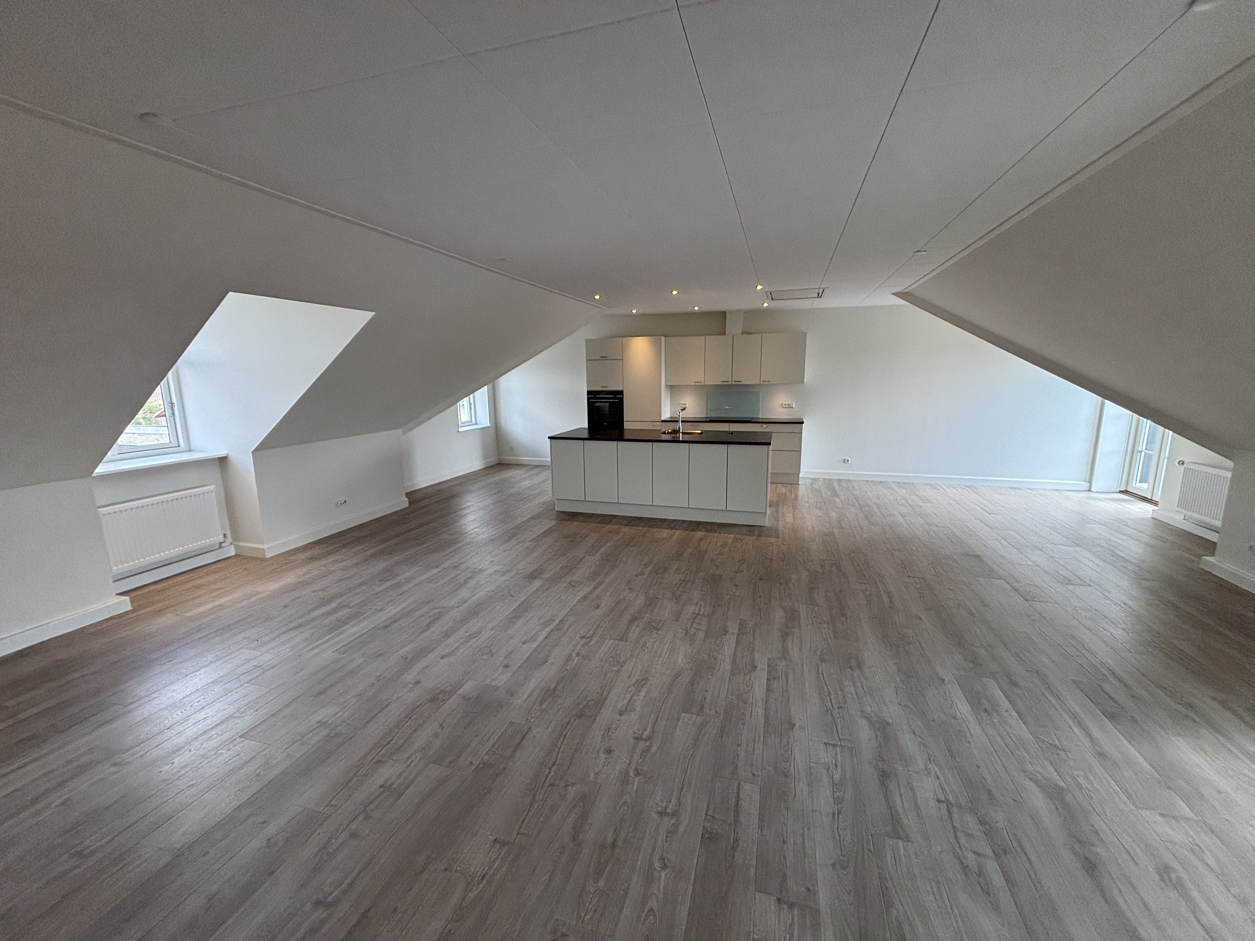 Penthouselejlighed med kæmpe altan centralt i Dronninglund