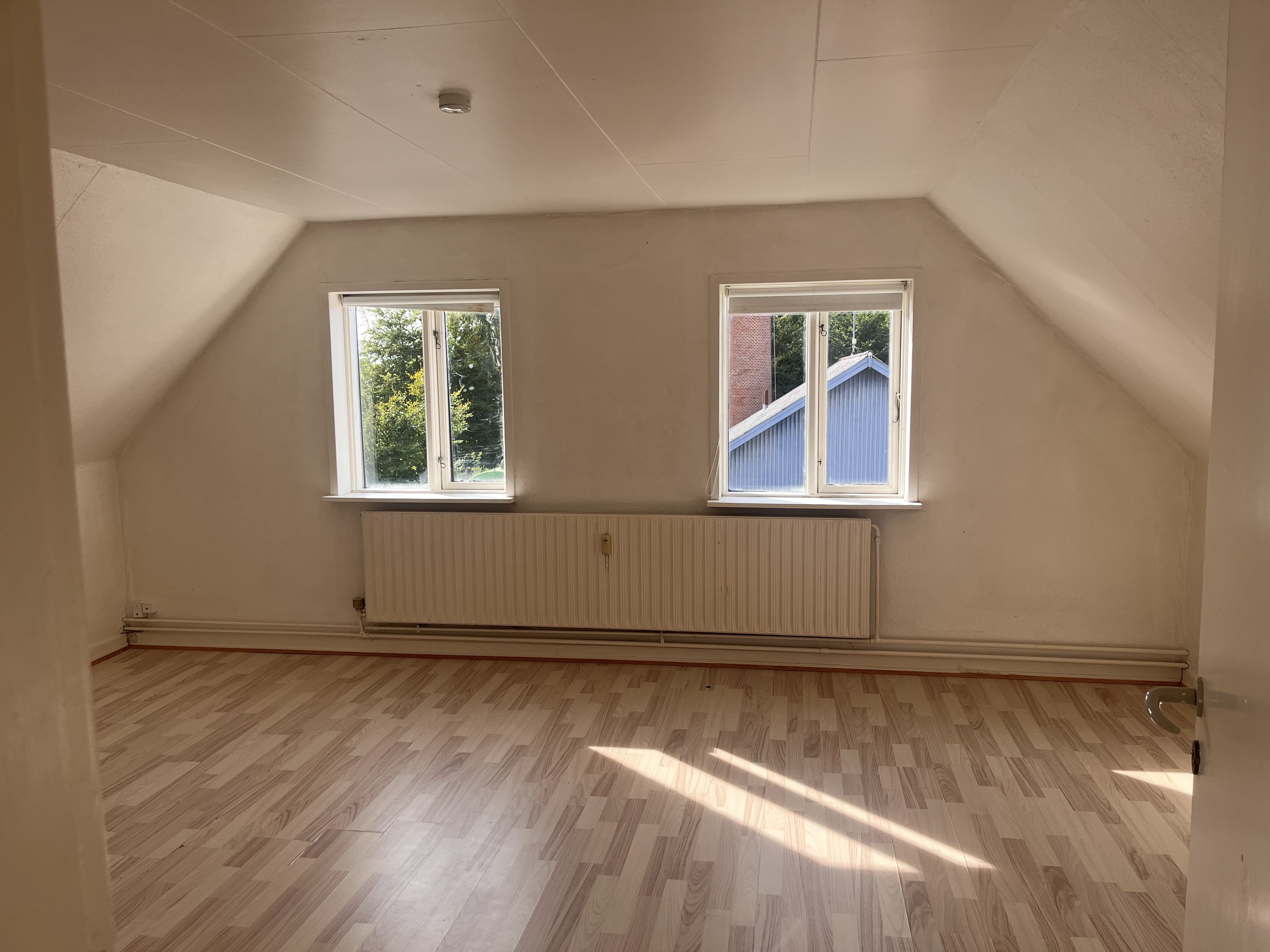 2-værelses taglejlighed i centrum af Fuglebjerg tæt ved Lille Næstved Skole.