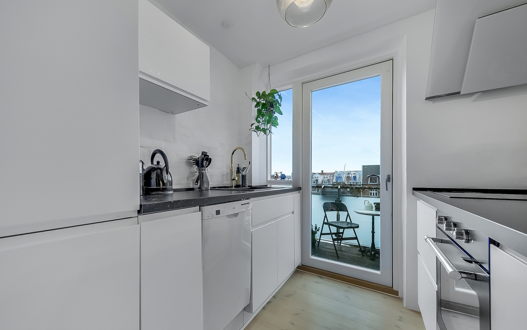 Skøn 3-værelses lejlighed på 73 m² i hjertet af Aarhus C – med egen altan