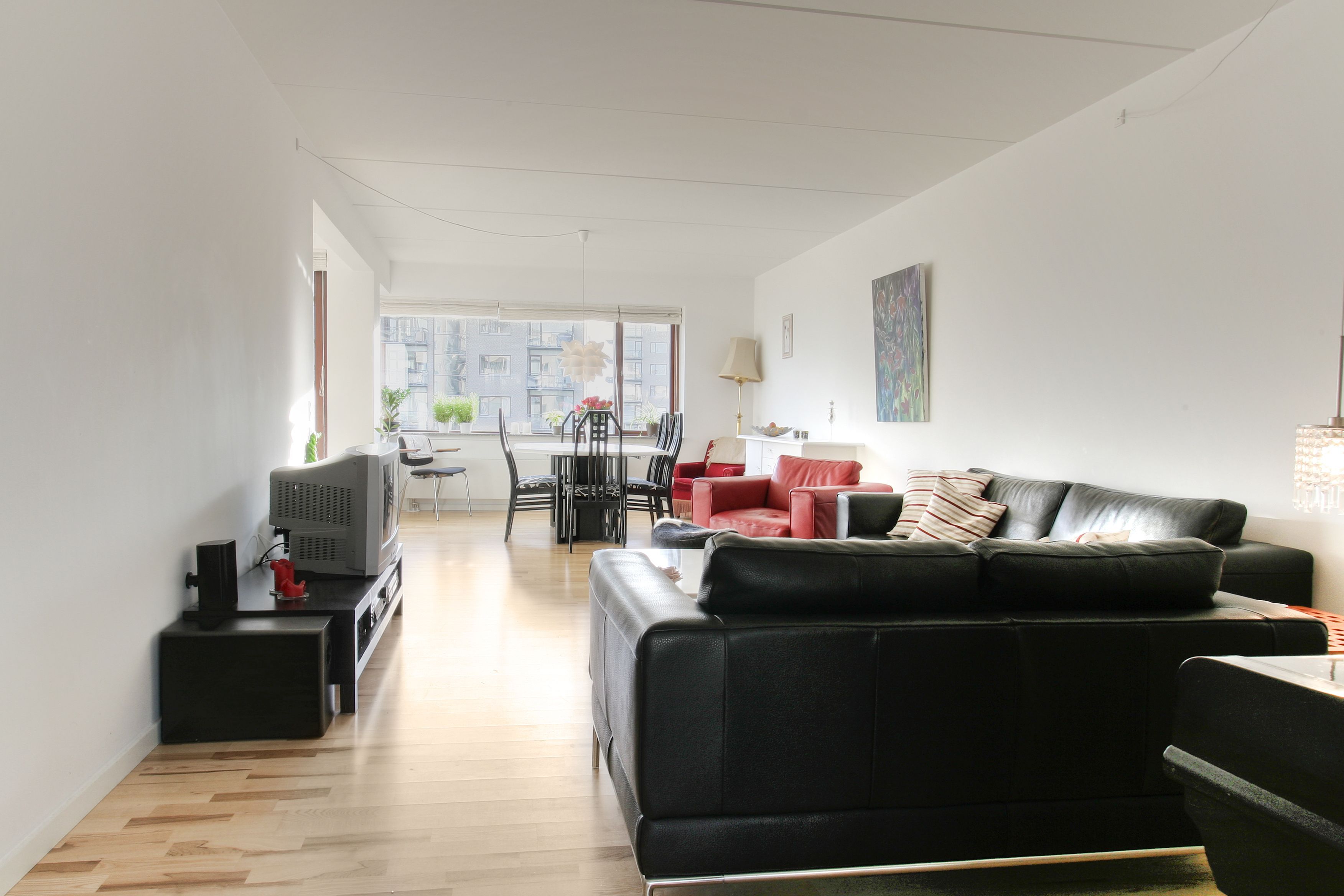 4 room appartment, 2 x  balcony+private parking