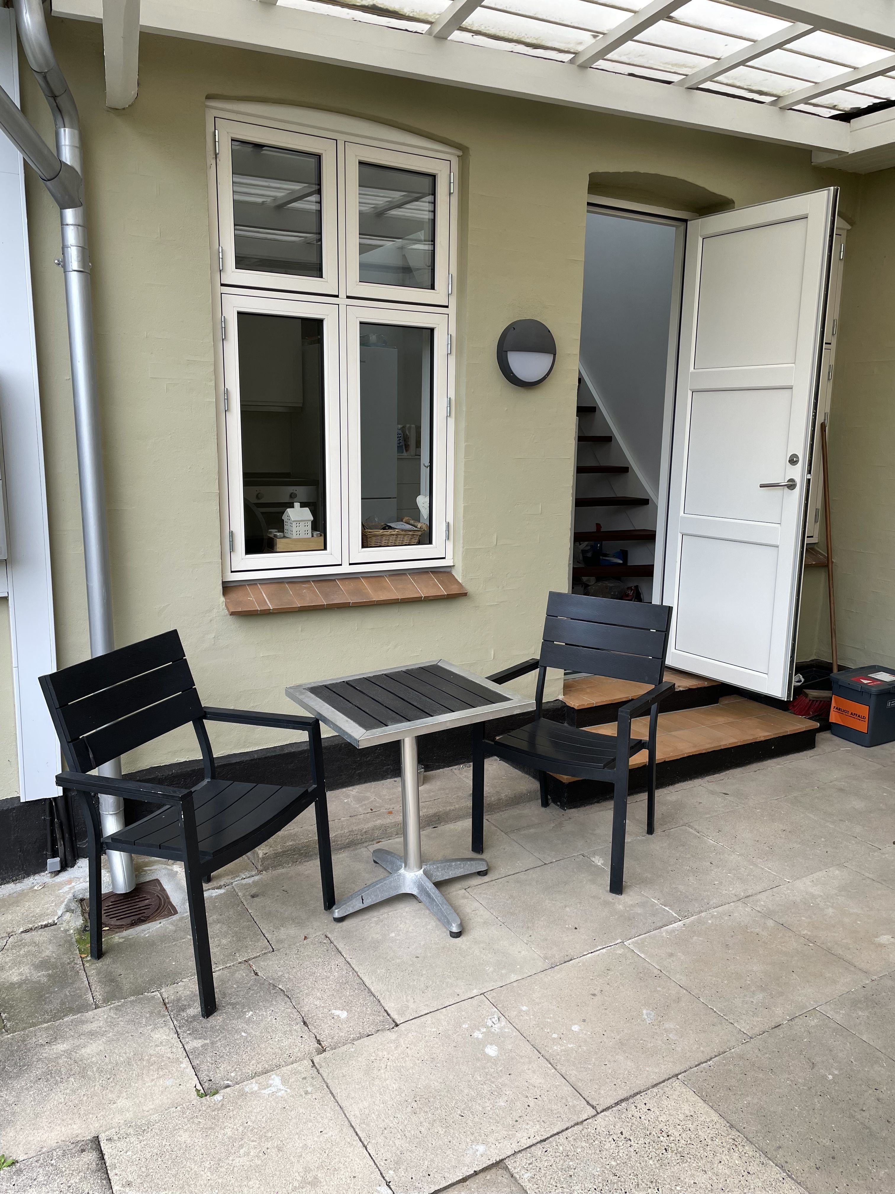 Særdeles delevenlig nyindrettet 3 vær. lejlighed med loft til kip
