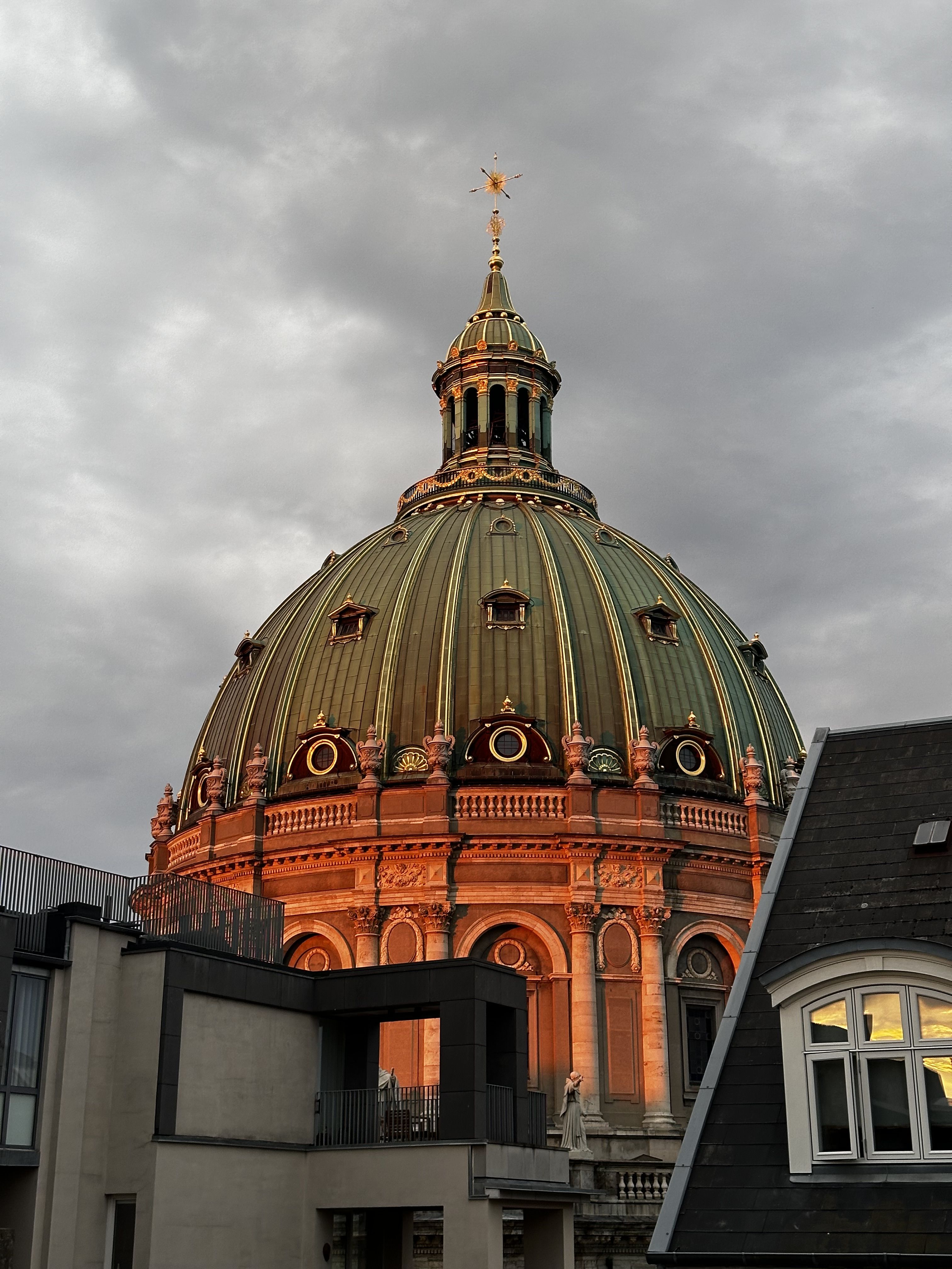 Stylish downtown apartment with iconic Marble Church view, two sunny outdoor spaces and metro on the doorstep