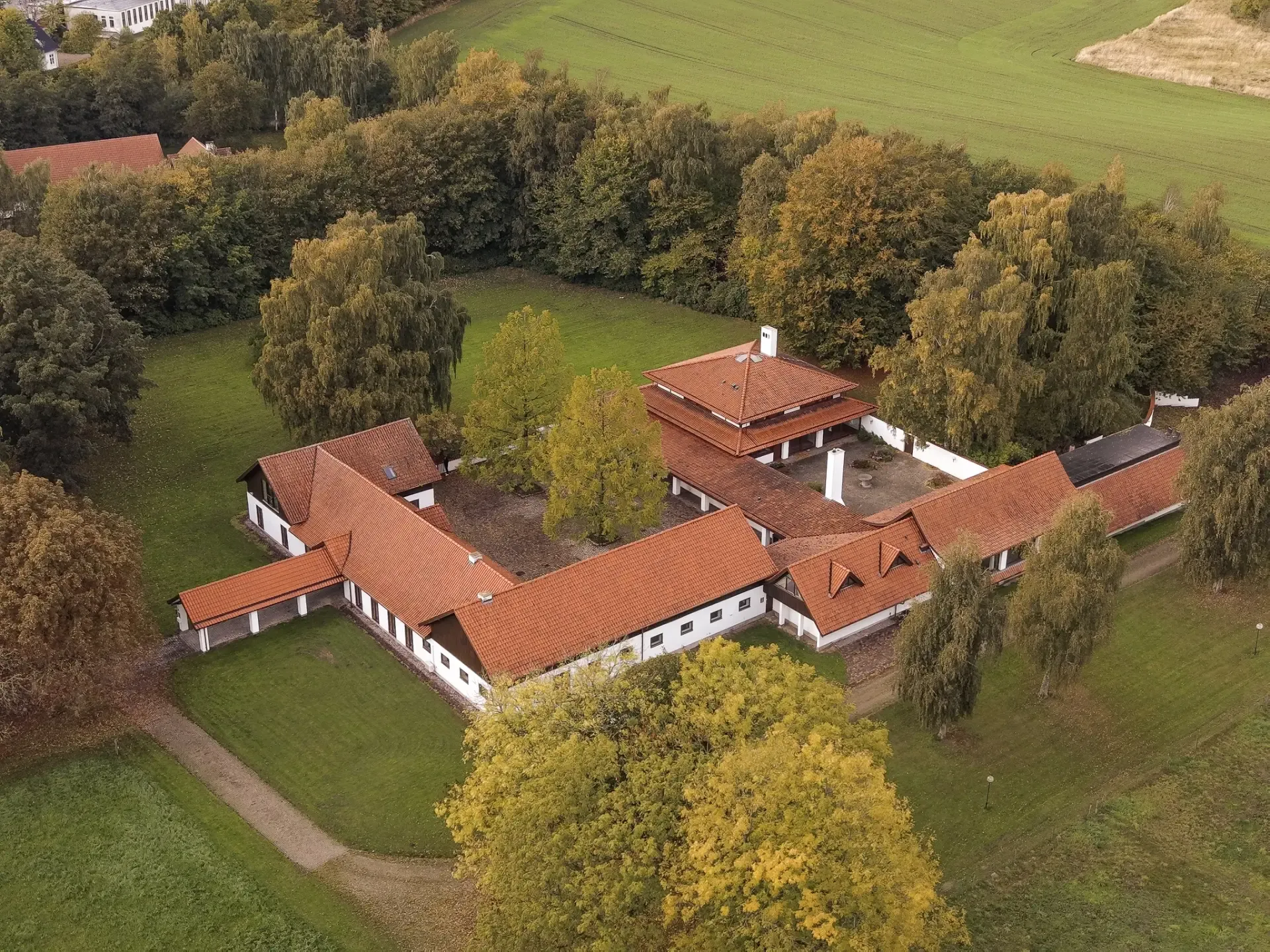 Landejendom med pool og plads til hestene