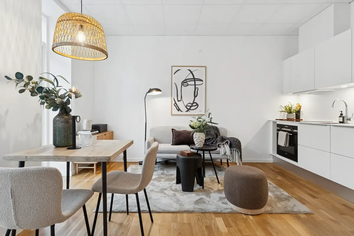 Moderne og lys lejlighed med egen teresse, beliggende tæt på S-tog.