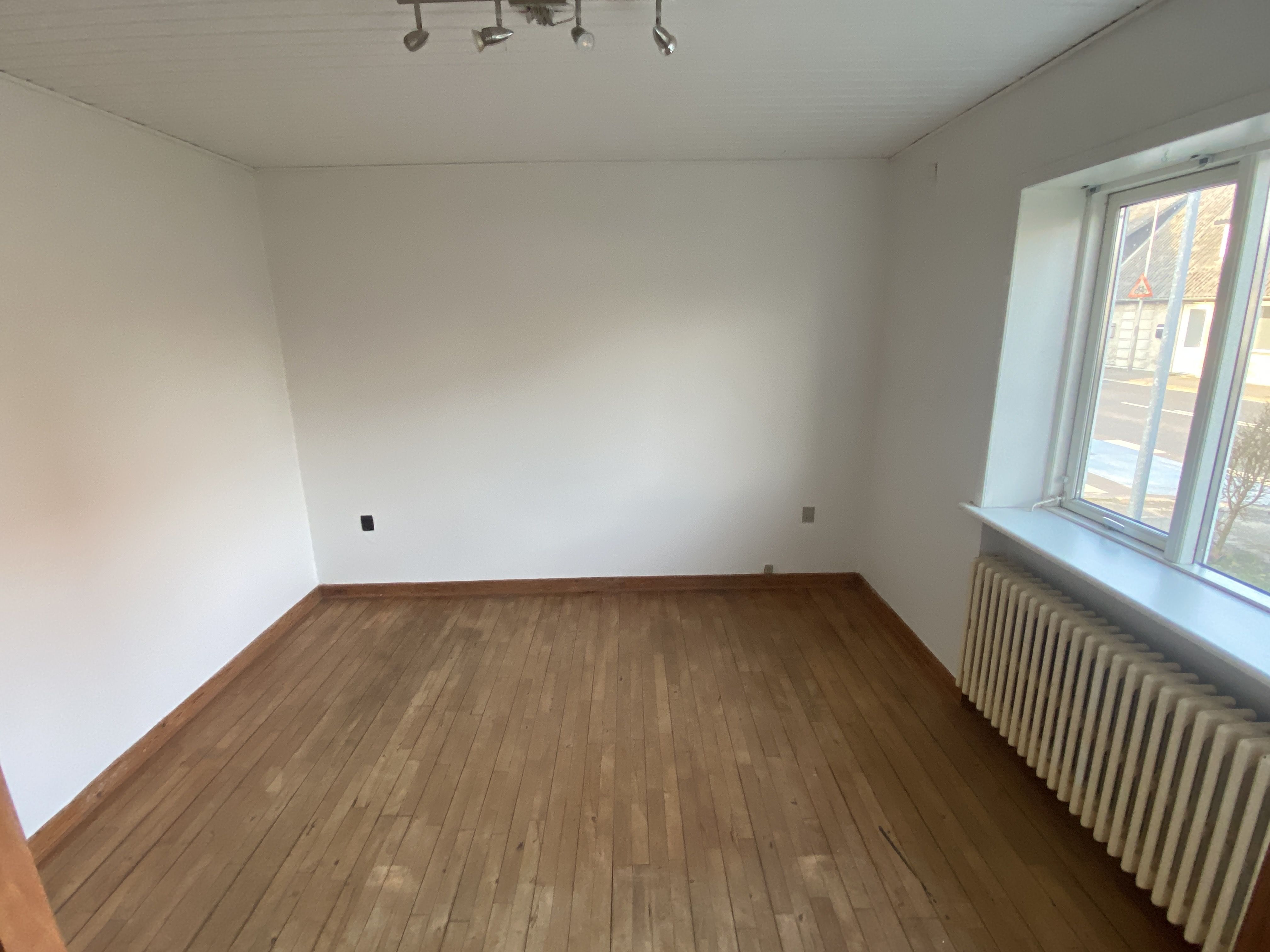 Fin lejlighed med stor fin kælder.