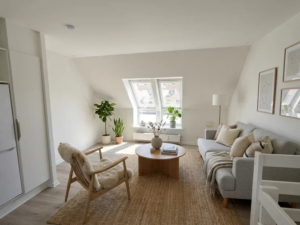 Renoveret 2-værelses i to plan med lys stue og moderne køkken.