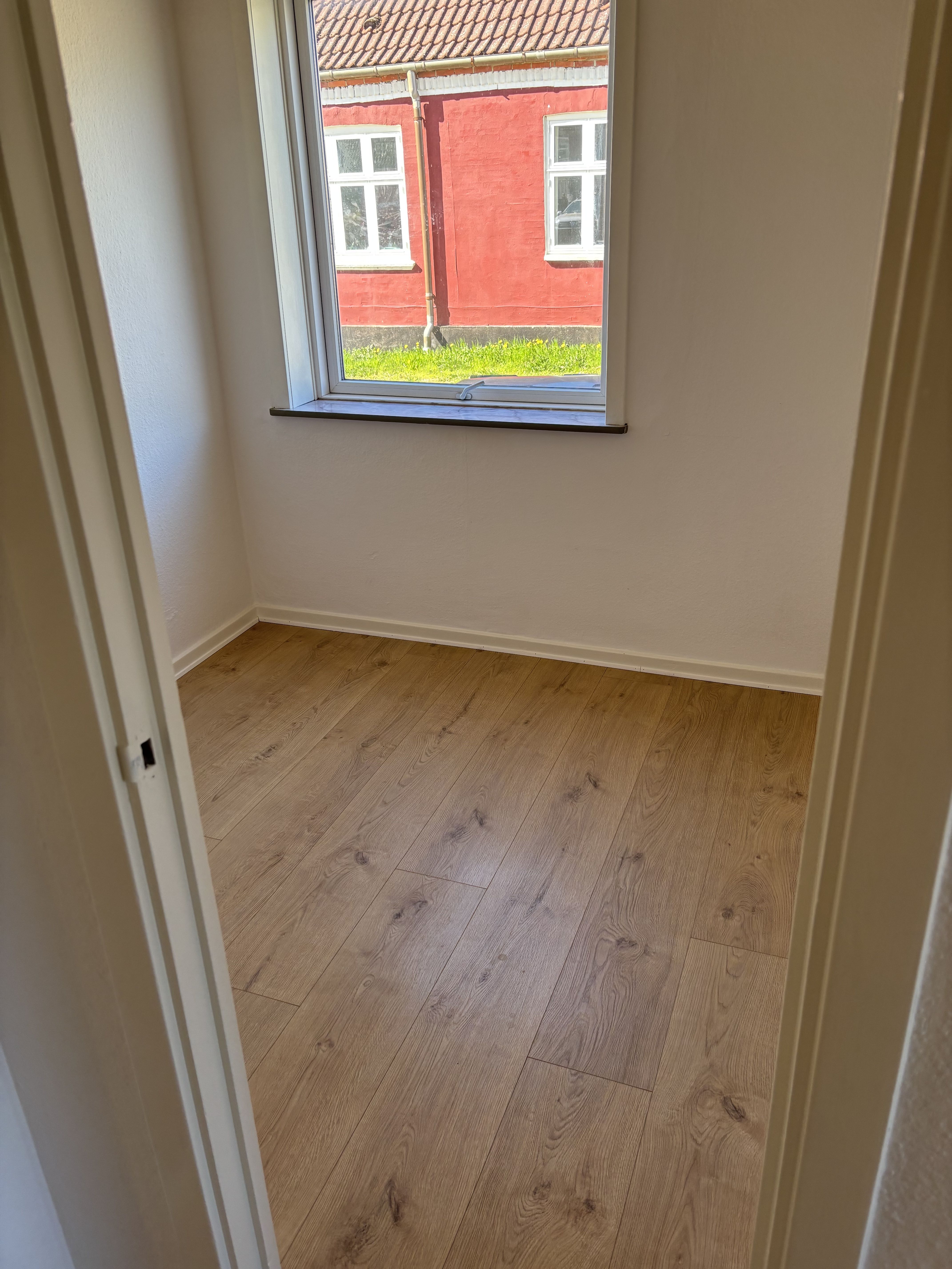 Hyggelig lejlighed i stueplan udlejes 