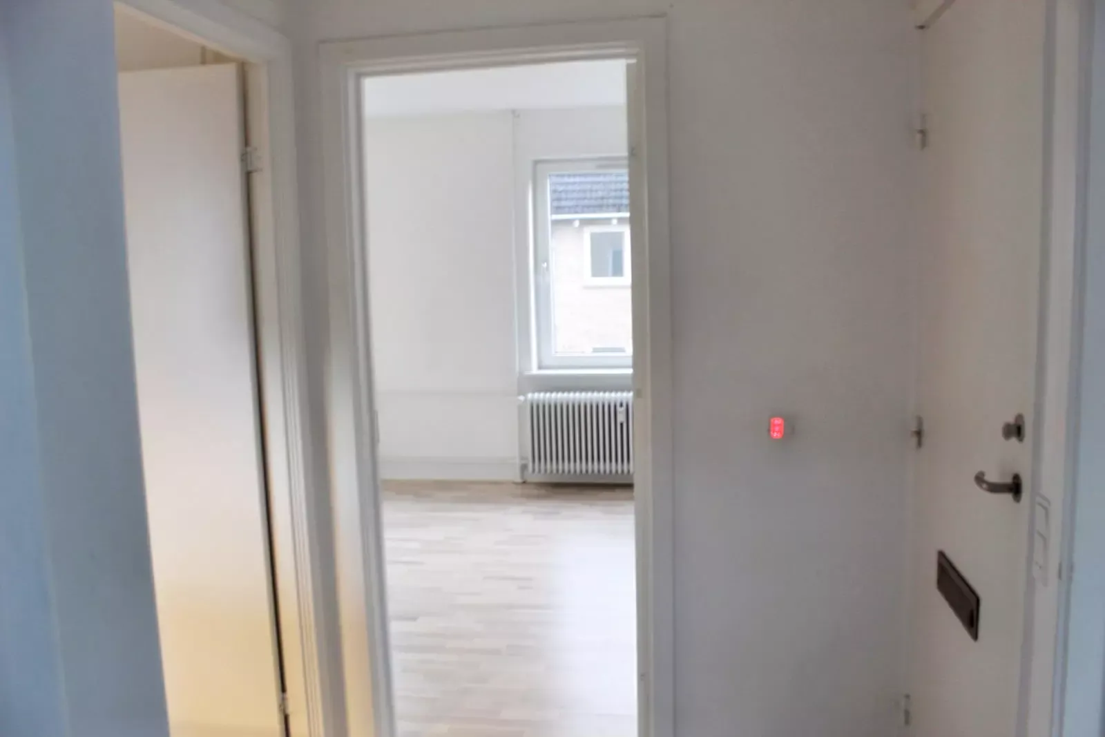 Lys 2-værelses på 64 m2 med moderne, hvidt køkken og opvaskemaskine