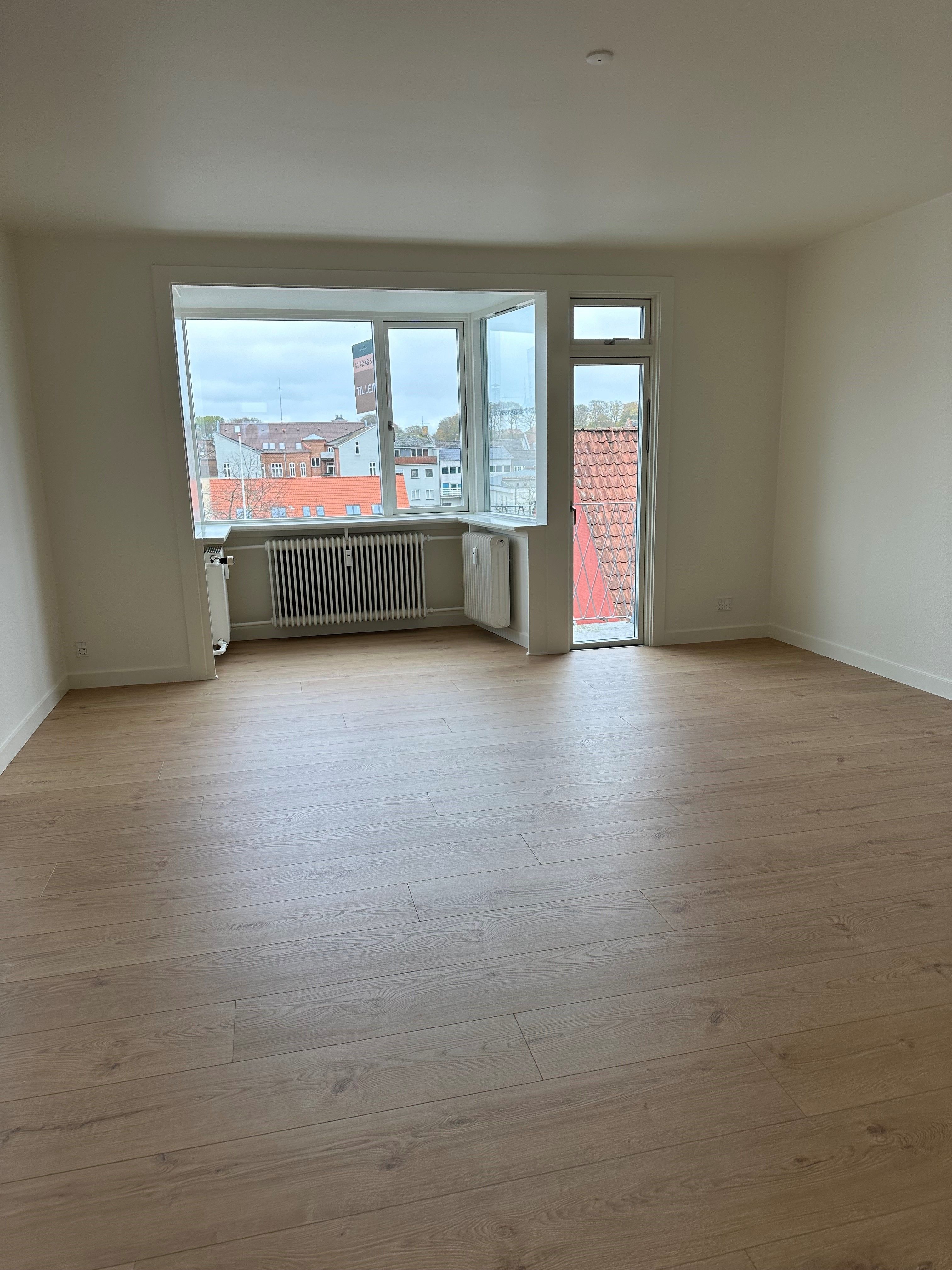 Total renoveret lækker lejlighed 96 m2 3 værelses. Altan og terrasse