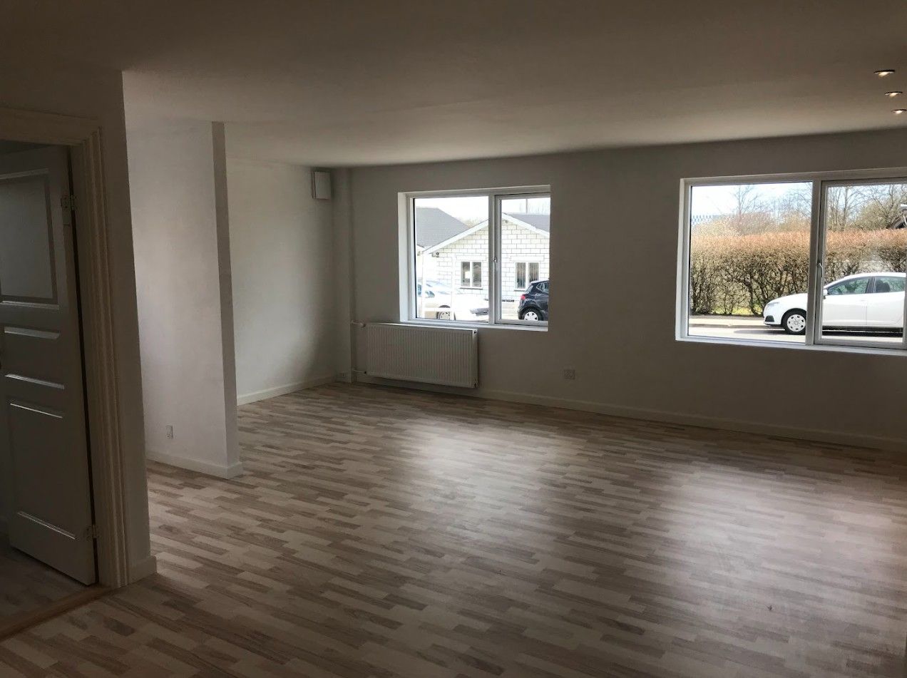 Nyrenoveret, charmerende, unik & super lækker 3-vær rækkehus på 67m2 med panel-wall samt direkte adgang til gårdhave/terrasse og til p-plads. Adgang til lækker have. Mulighed for tilslutning af egen vaskemaskine/tørretumbler i rækkehuset. Placeret centralt i Kolding tæt ved Kolding Storcenter og med hurtig tilkørsel til motorvej.