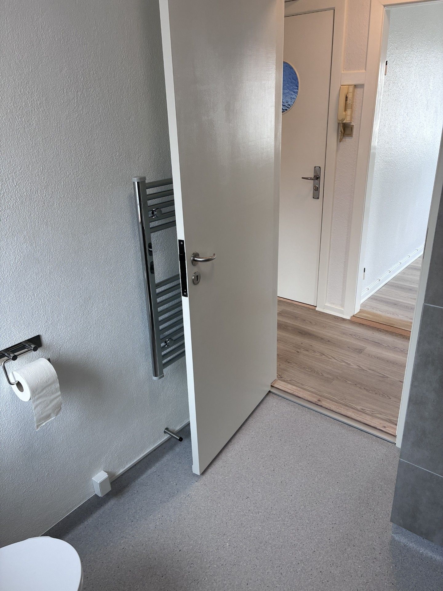 Lys nyrenoveret 2-værelses lejlighed 1. sal – lige ved banegården., photo 3