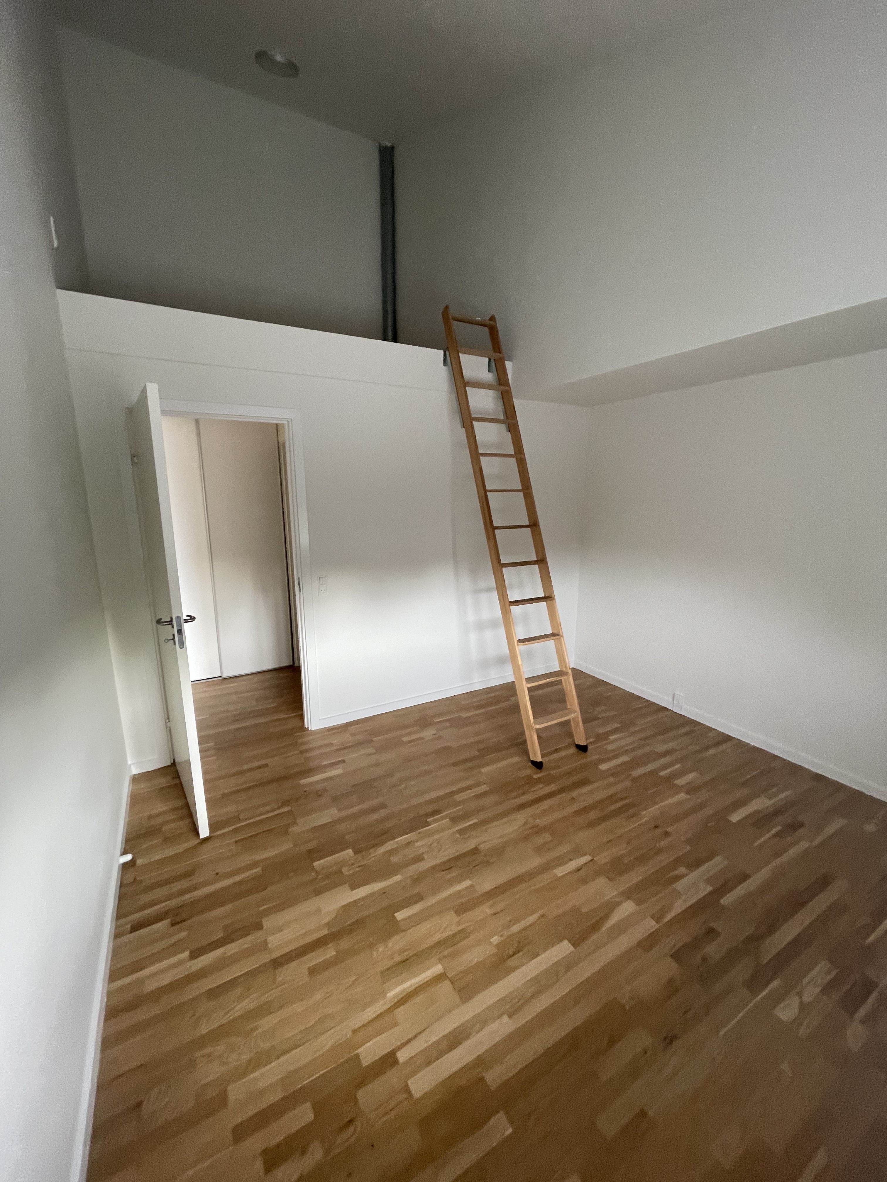 Lækker lille 2 værelses. Med to store brugbare hemse med i prisen og som er udover lejlighedens opgivet  m2
