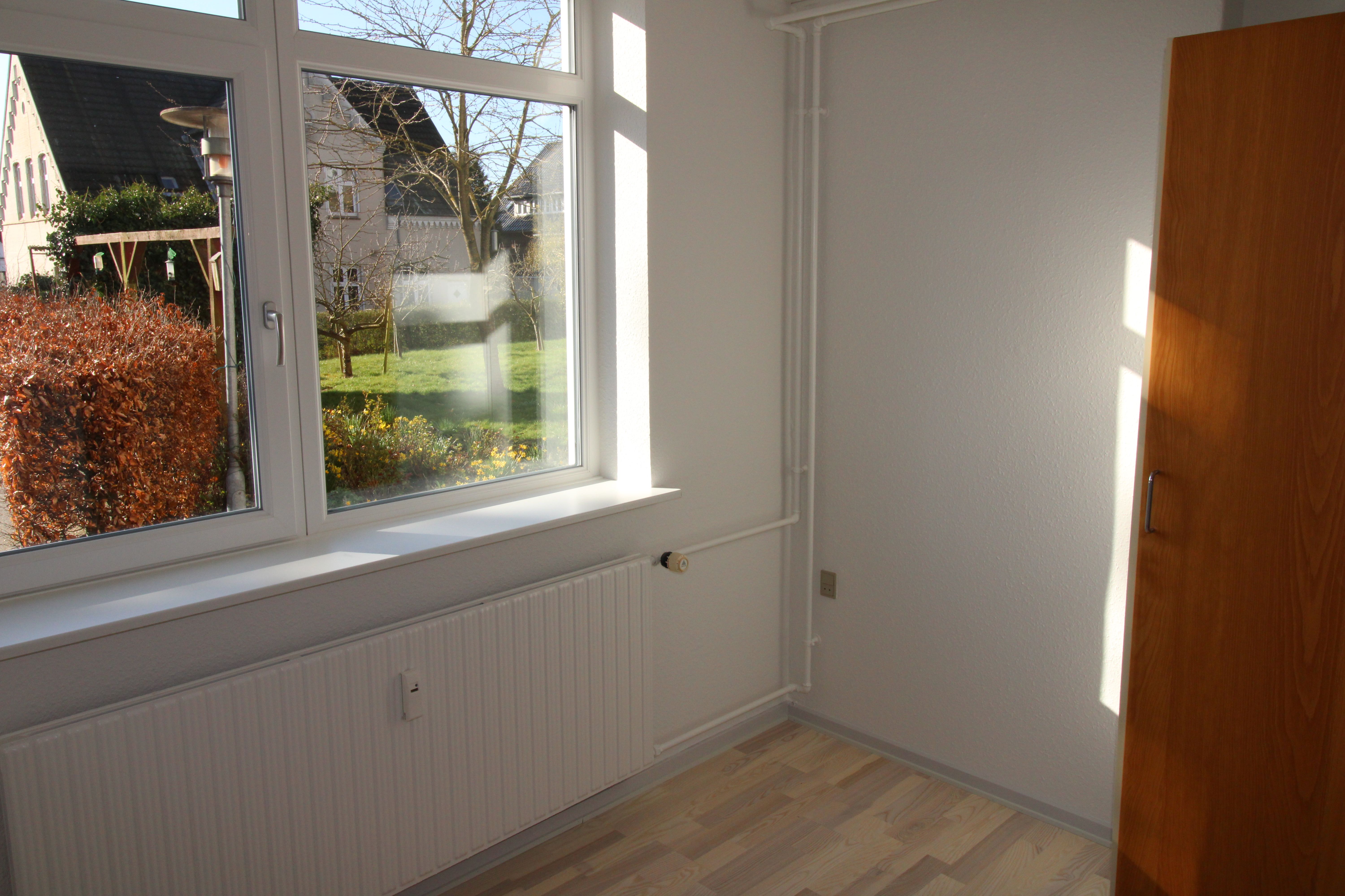 Lys og indbydende stuelejlighed med terrasse, have og god parkering