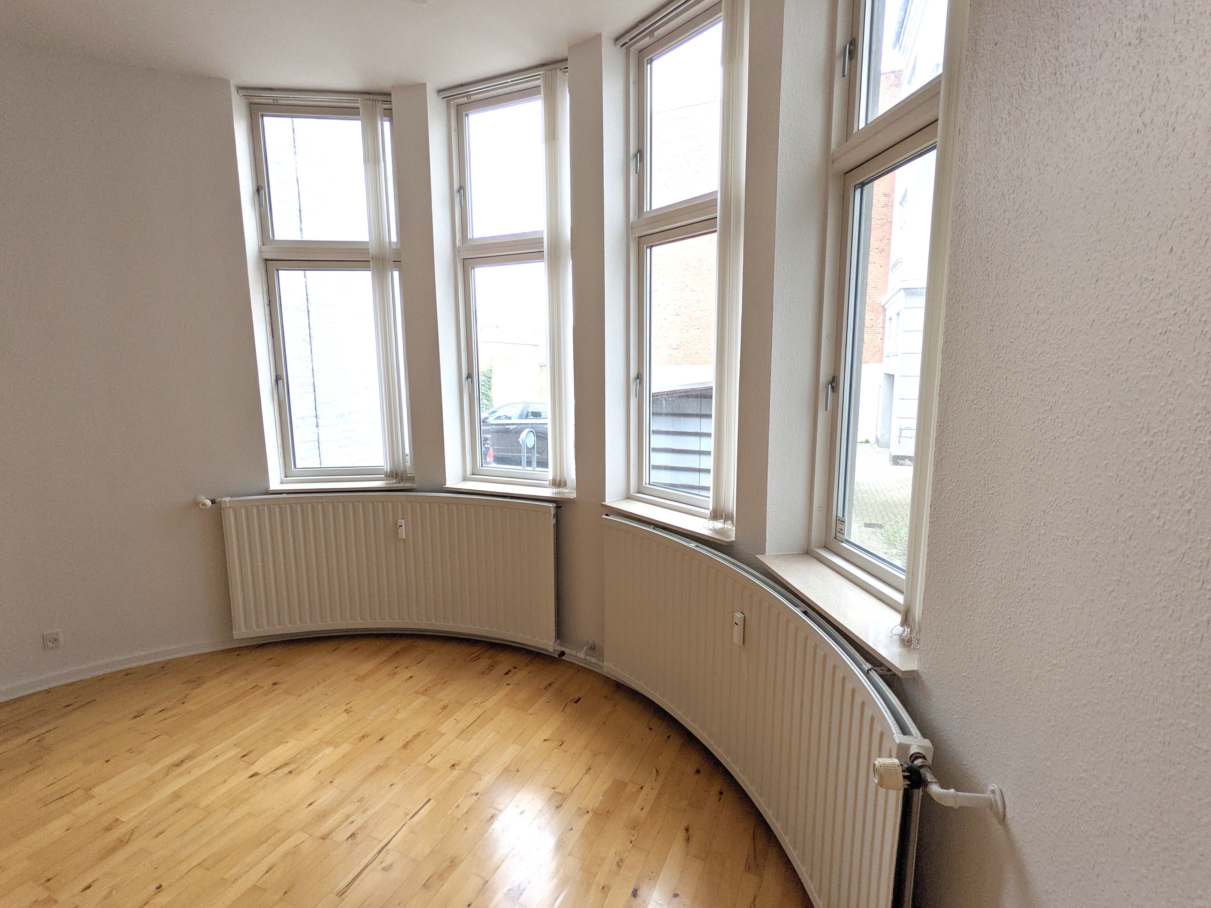 3,3 meter til loftet, 2 meter over niveau, væk fra vejen