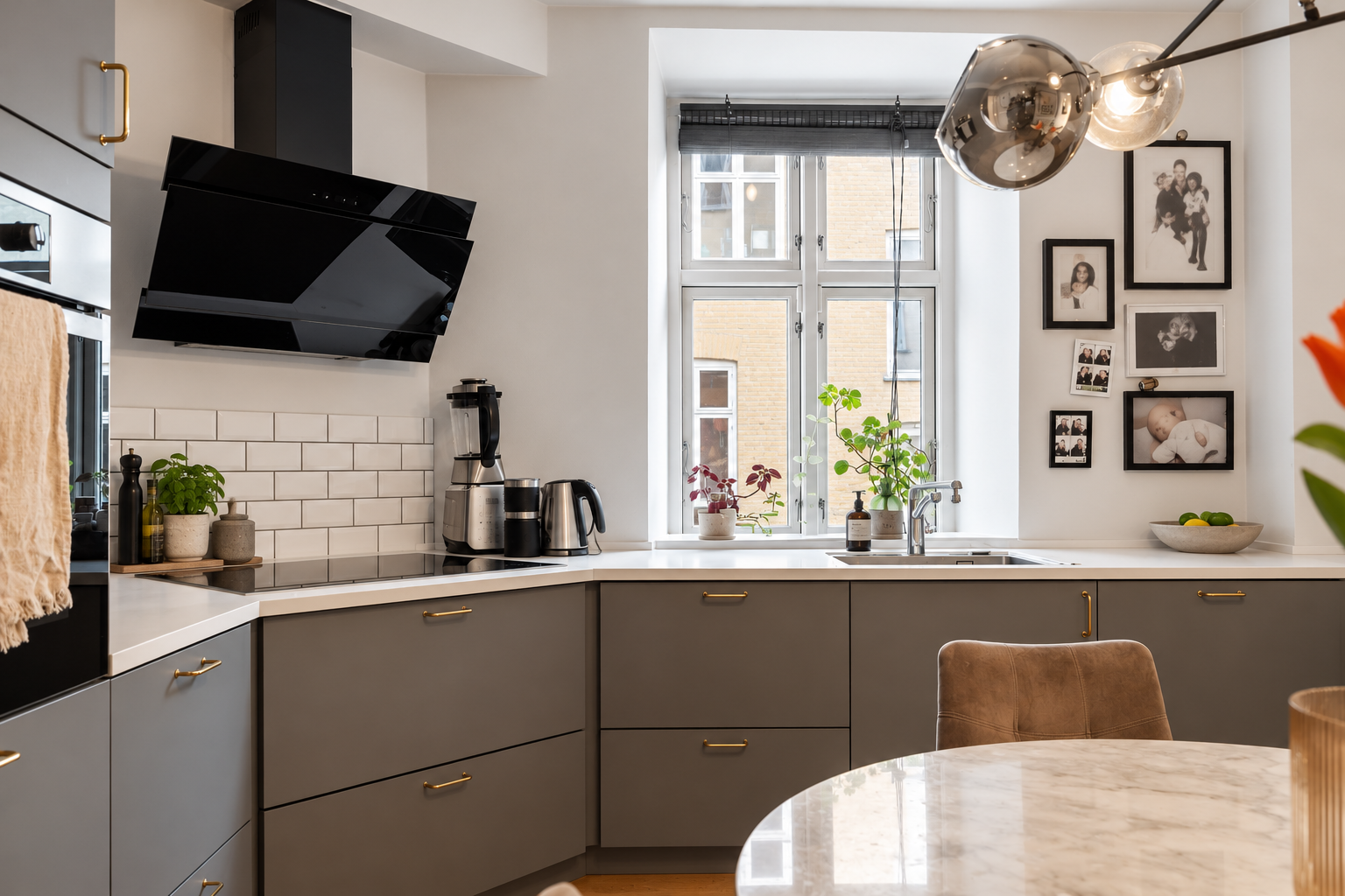 Skøn og rummelig lejlighed med direkte adgang til en fantastisk gårdhave – midt i København K