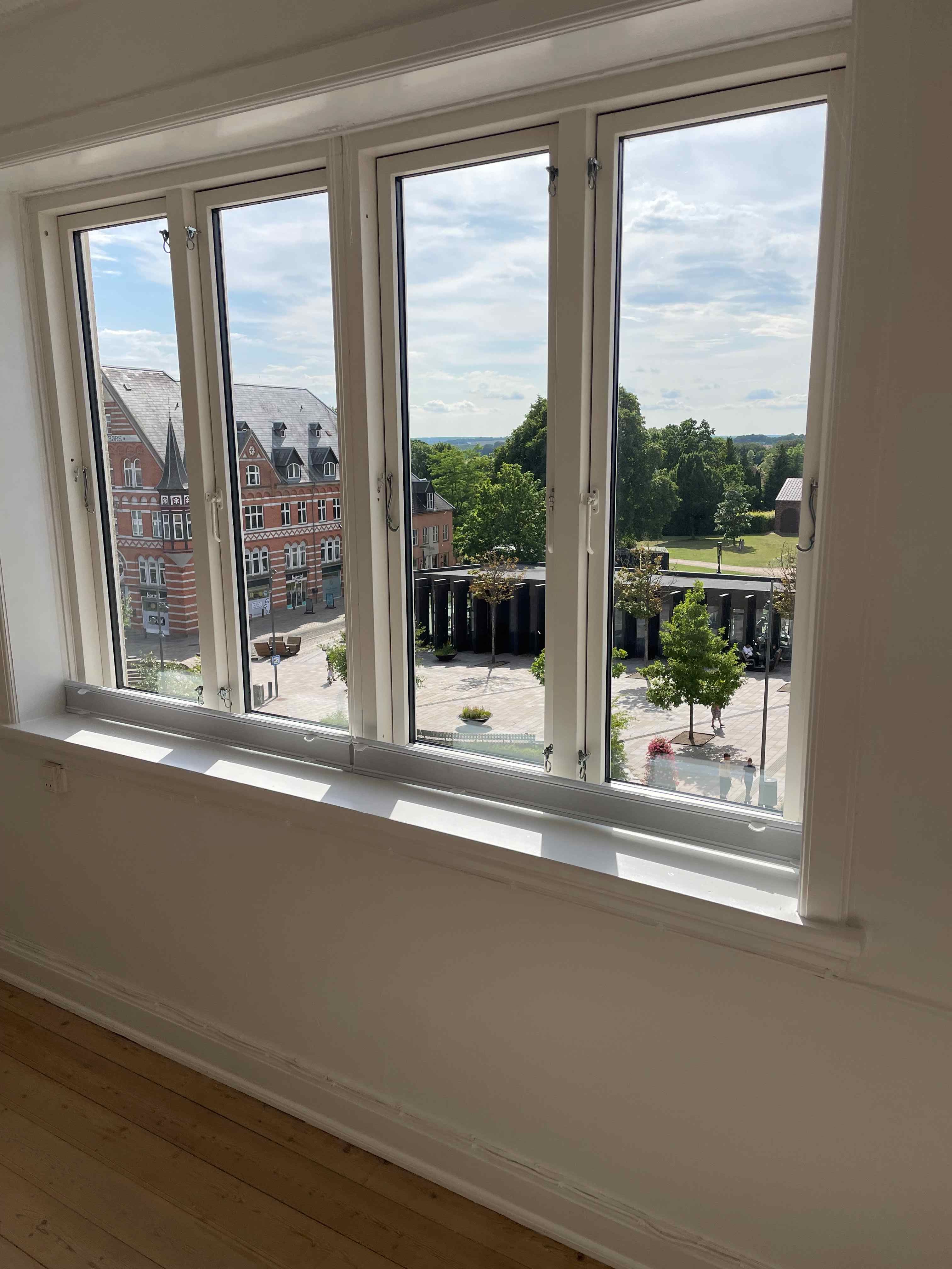 154 m² lejlighed på Ringsted Torv – privat parkering og udsigt til Sct. Bendts Kirke