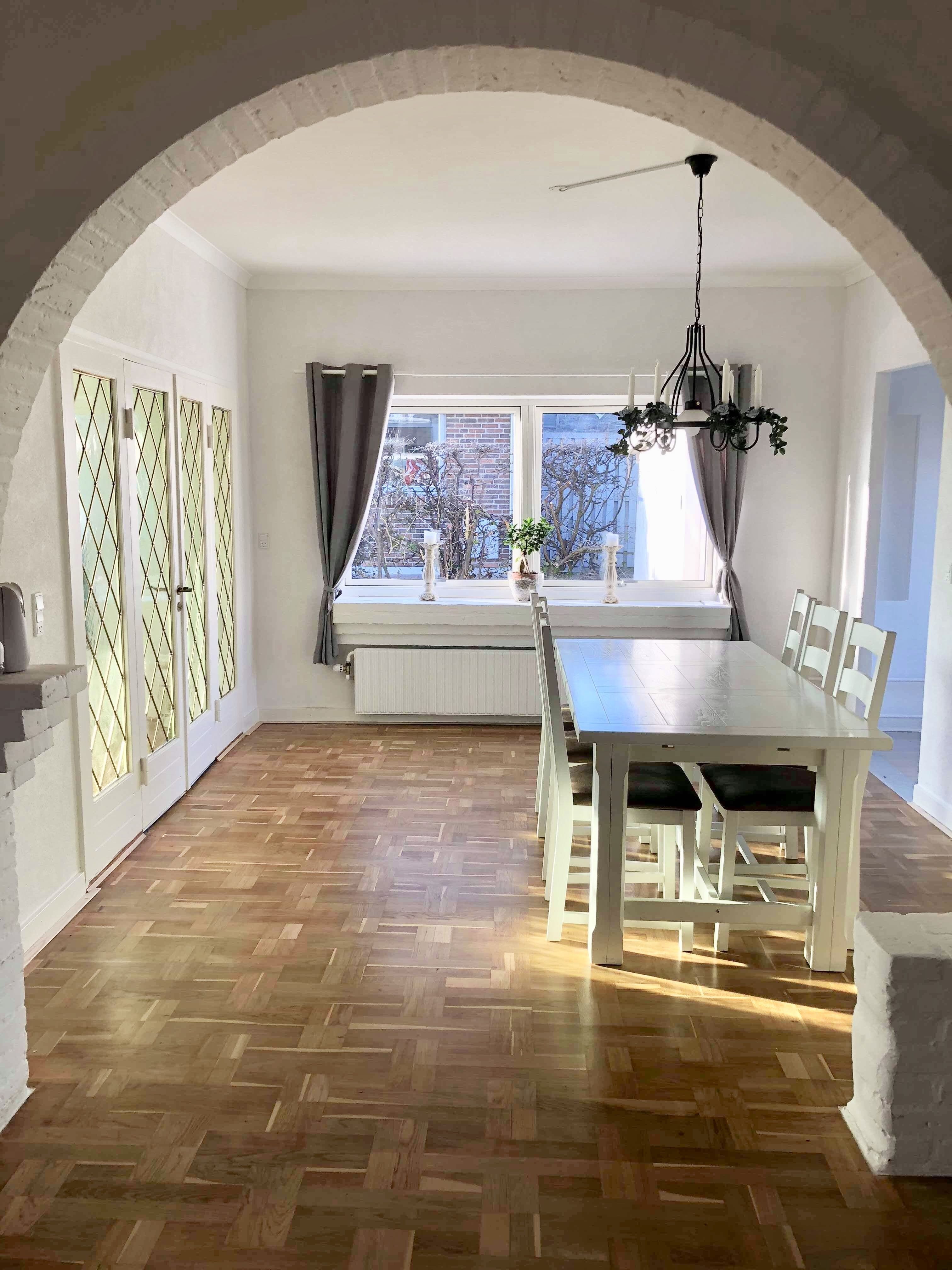 Villa på 1.række til vandet udlejes.