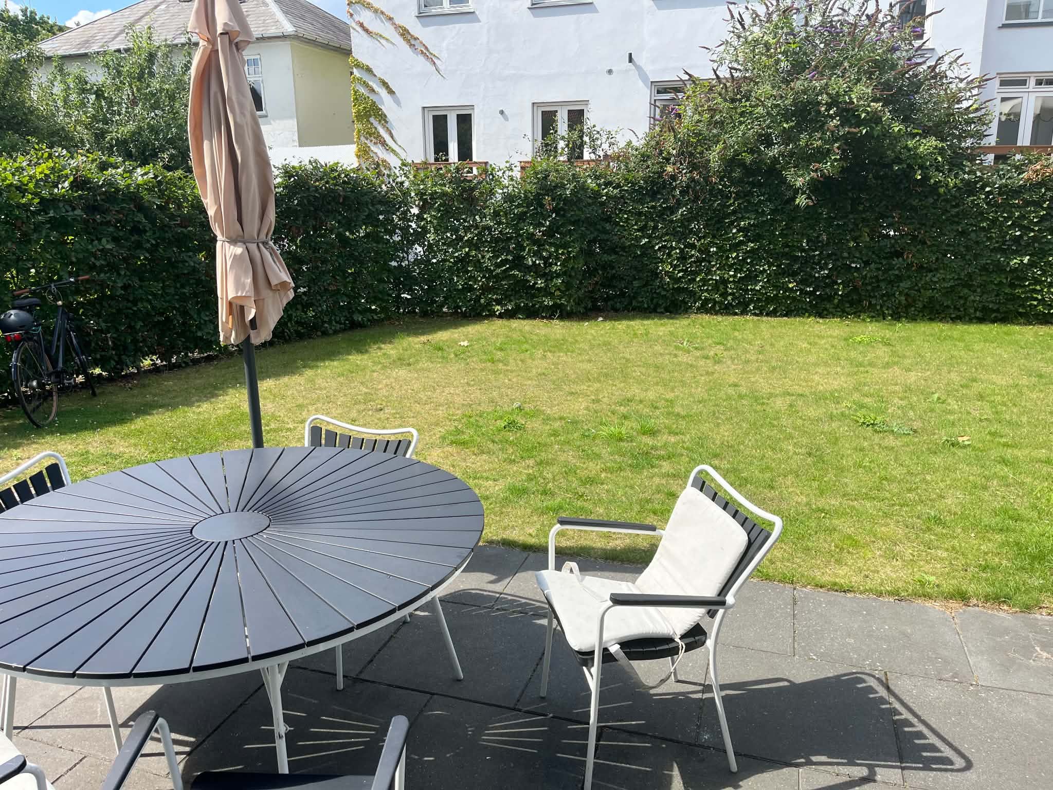 Tidsbegrænset fremleje: 4-værelses lejlighed med stor egen have i trygt og roligt villakvarter.