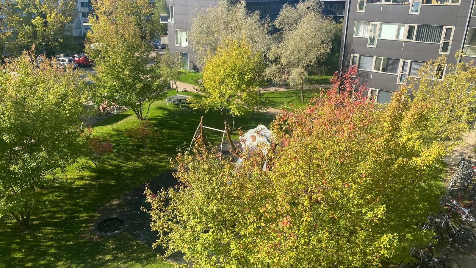 Lys 3-værelses lejlighed med stor altan og mulighed for parkering i attraktive Fuglekvarteret