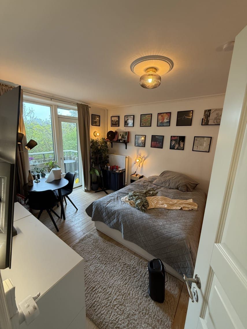 Furnished apartment with balcony, full kitchen and bathroom – close to the Metro and S-Train