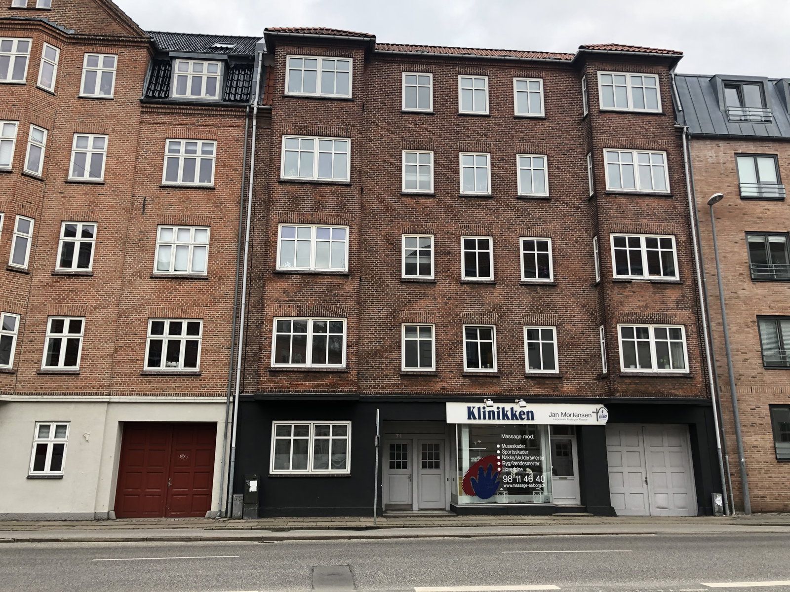 Lys og stor 3-værelses ved havnefronten og Østre Anlæg – 89 m2 med nyere HTH-køkken, spritnye vinduer og delevenlig planløsning