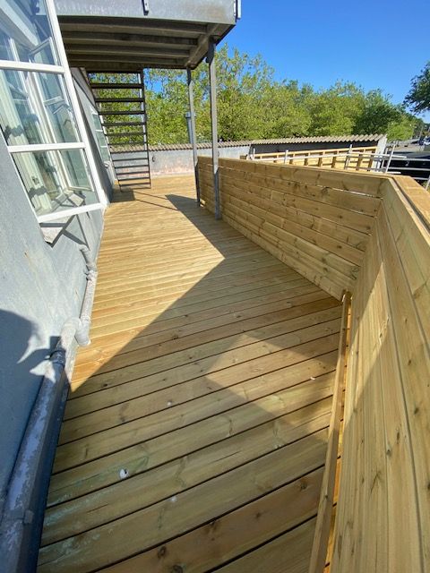 Flot renoveret 4-værelses lejlighed på 125 m2 med stor terrasse og carport.