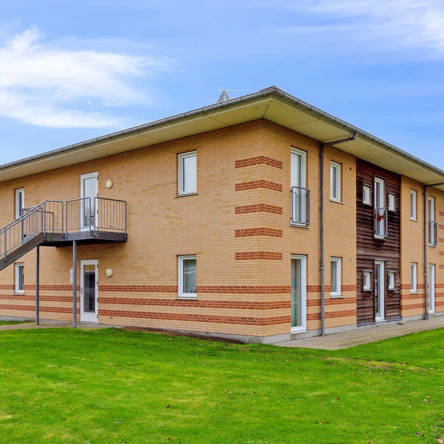 Lyksborgvej består af 30 ungdomsboliger samt 30 ældre- og handicapvenlige boliger. Boligerne er indrettet med funktionelle planløsninger, hvor stuelejlighederne har egen terrasse, mens de øvrige boliger har altan.