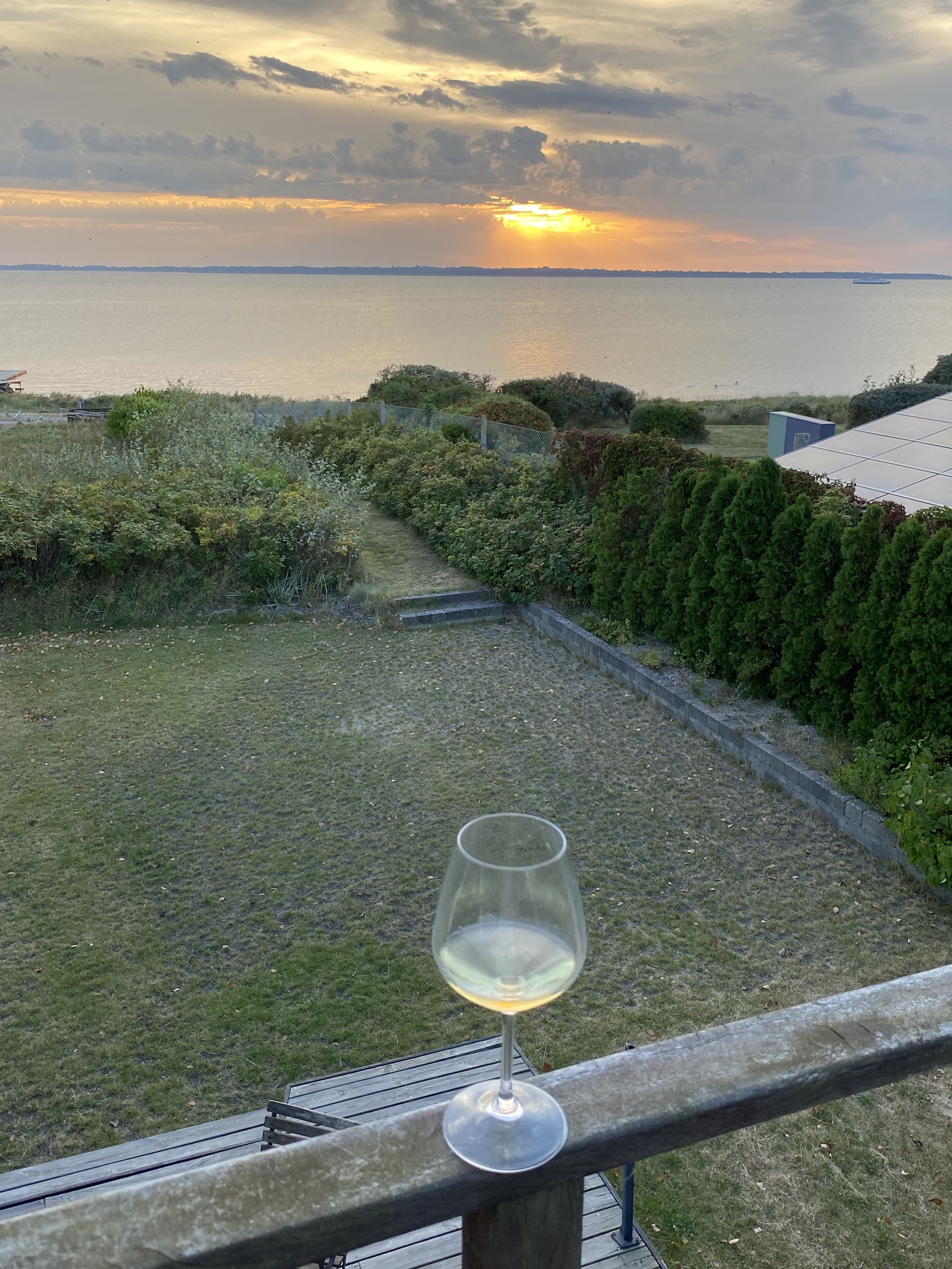 Lækkert hus med Vandudsigt og egen strandadgang og solnedgang