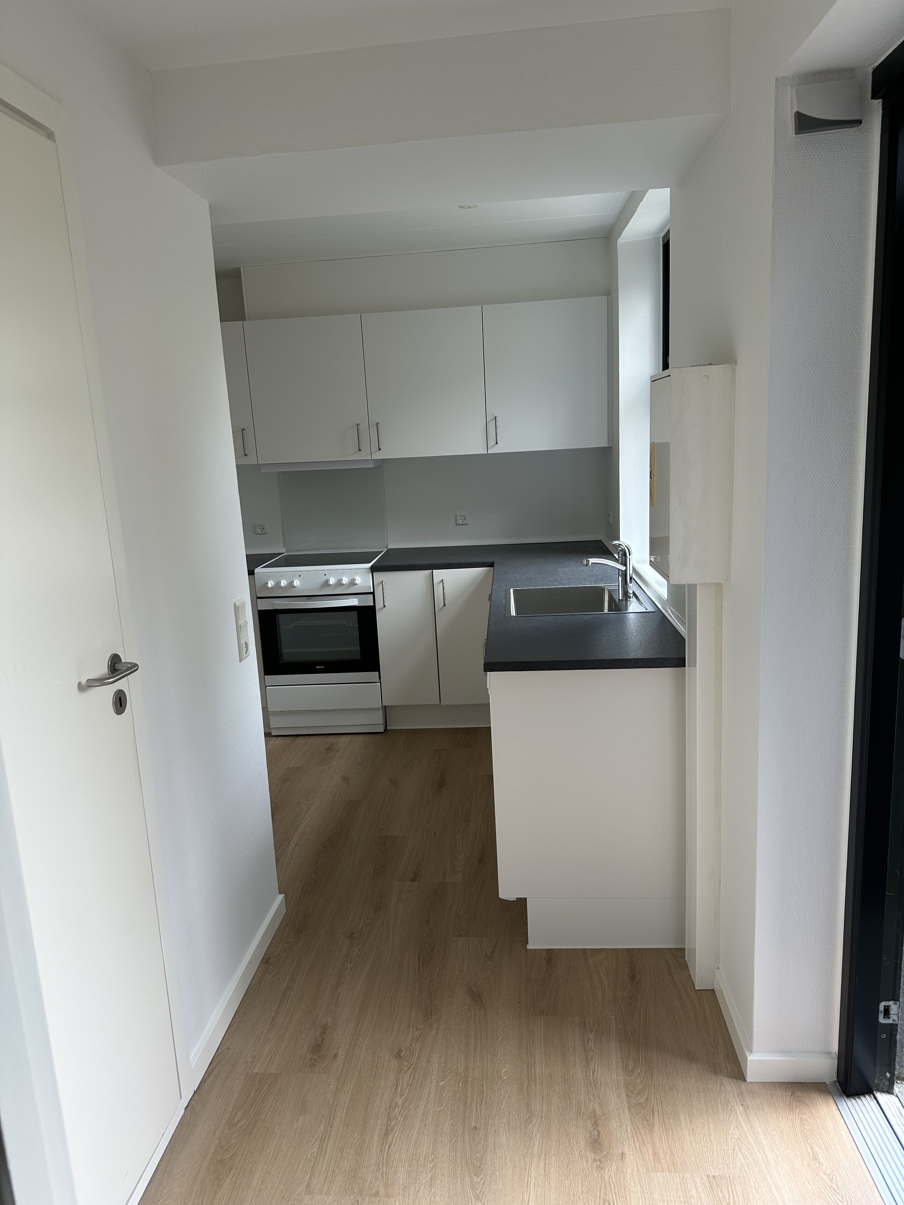 Fin 3 værelses lejlighed i stueplan tæt på banegården og Campus.
