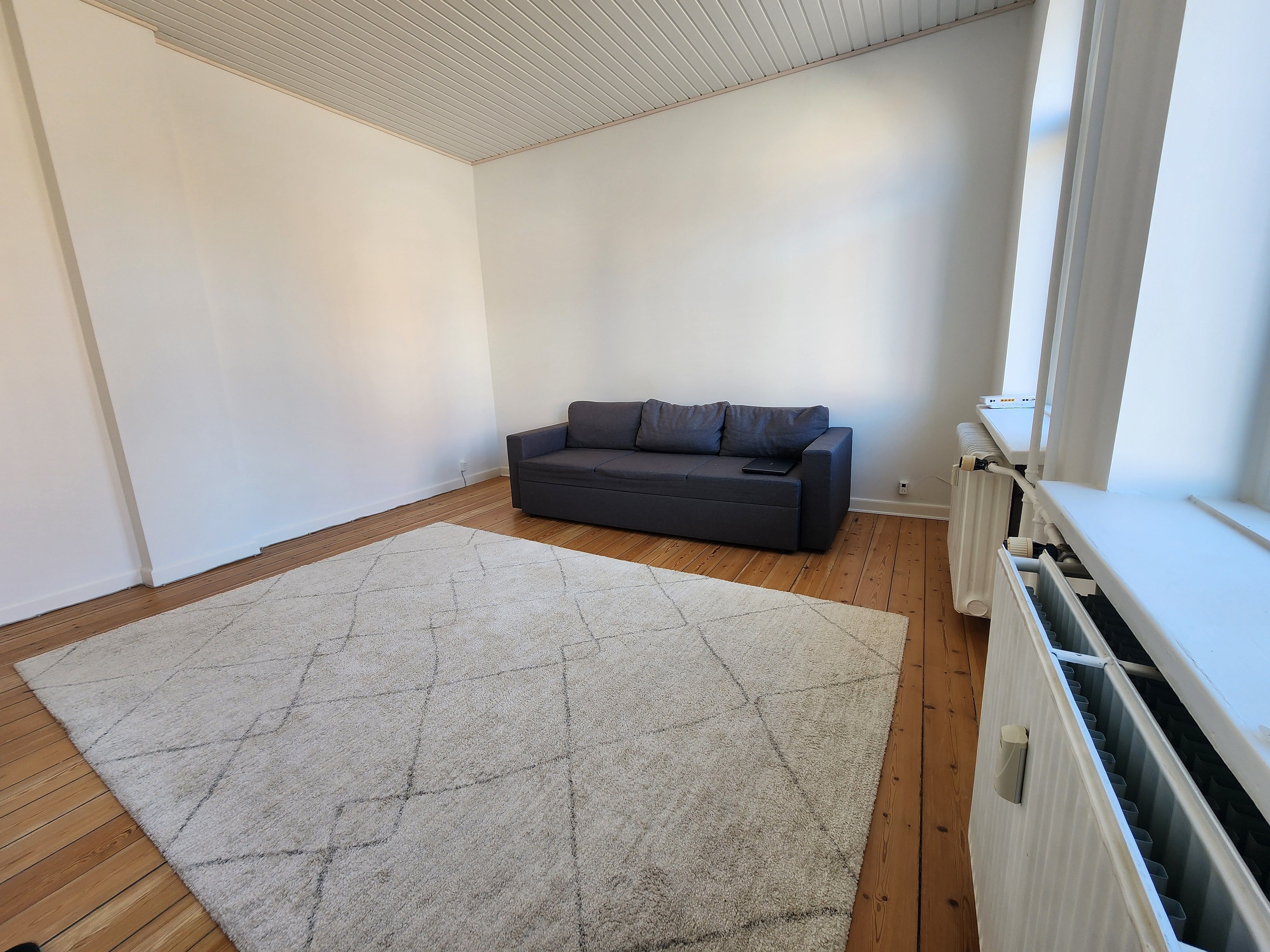 Totalrenoveret 2-værelses lejlighed på 62 m² – med charme, lys og udgang til det grønne