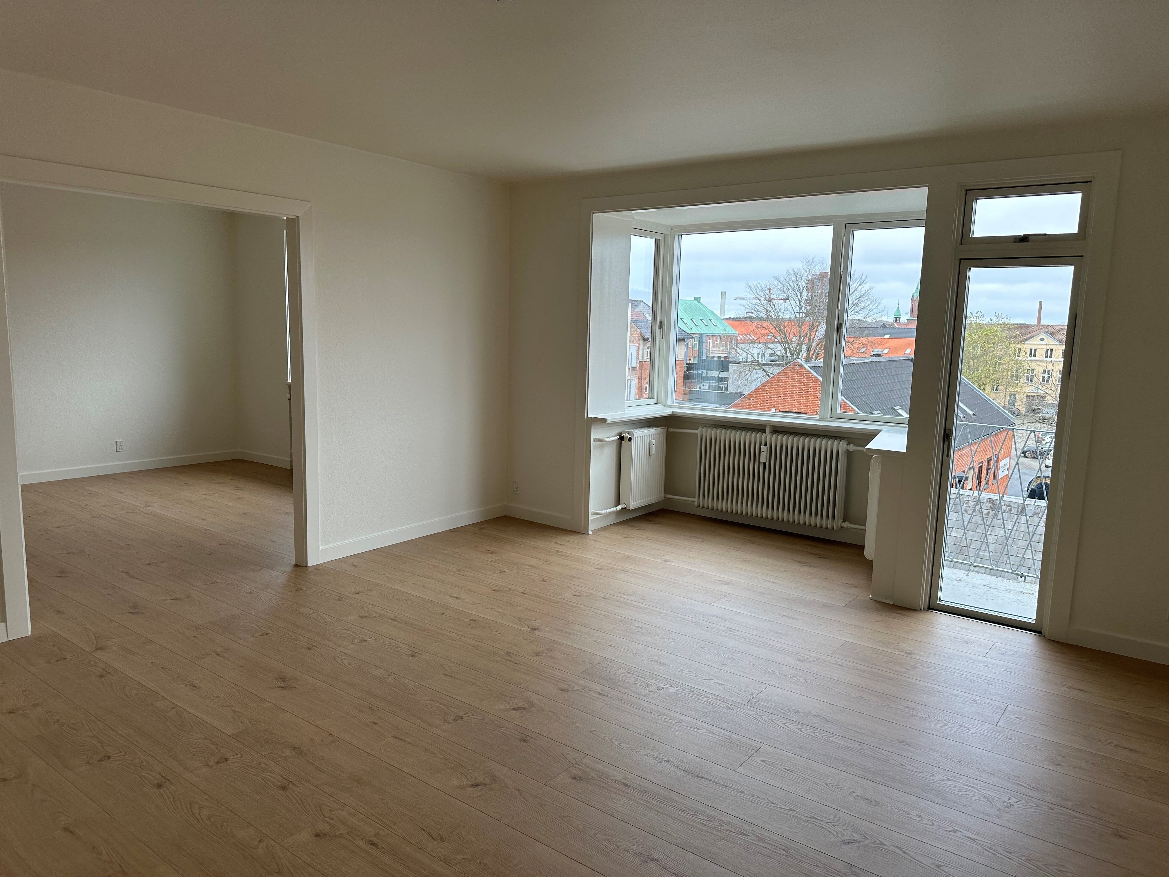 Total renoveret lækker lejlighed 96 m2 3 værelses. Altan og terrasse