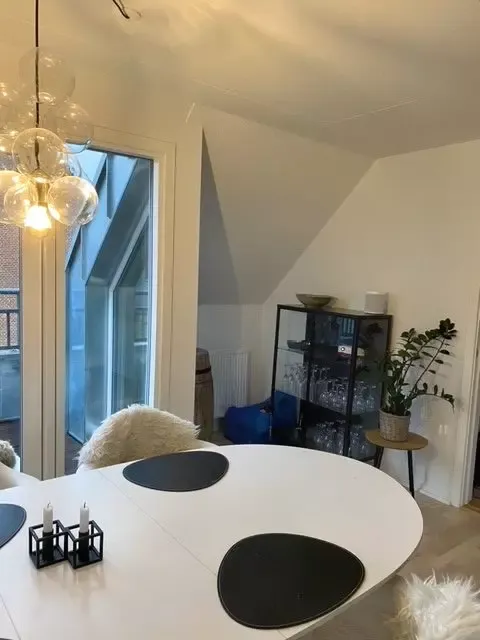 Lys 2-værelses taglejlighed med altan, parkering og moderne køkken
