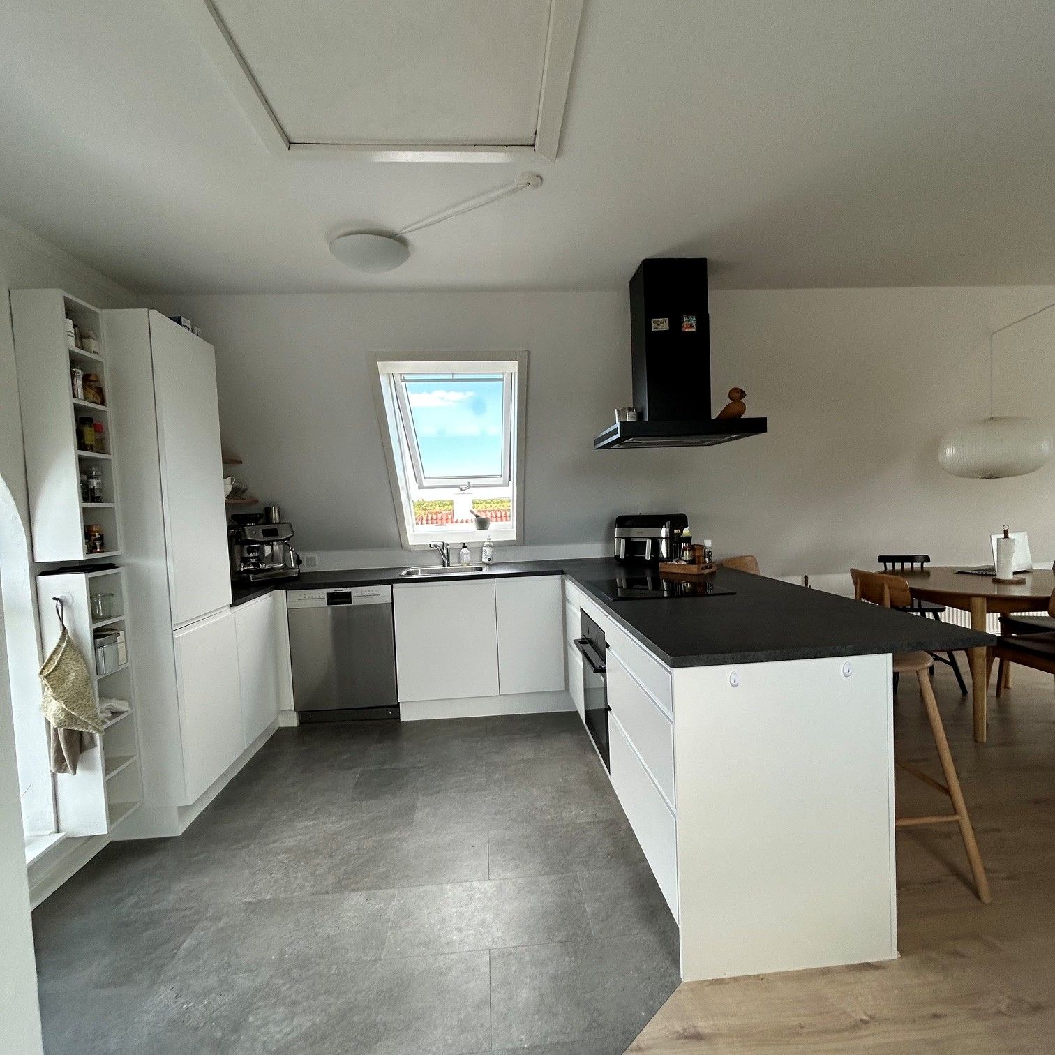 Lys og rummelig 3/4-værelses lejlighed på 116m2 i 2 plan med carport