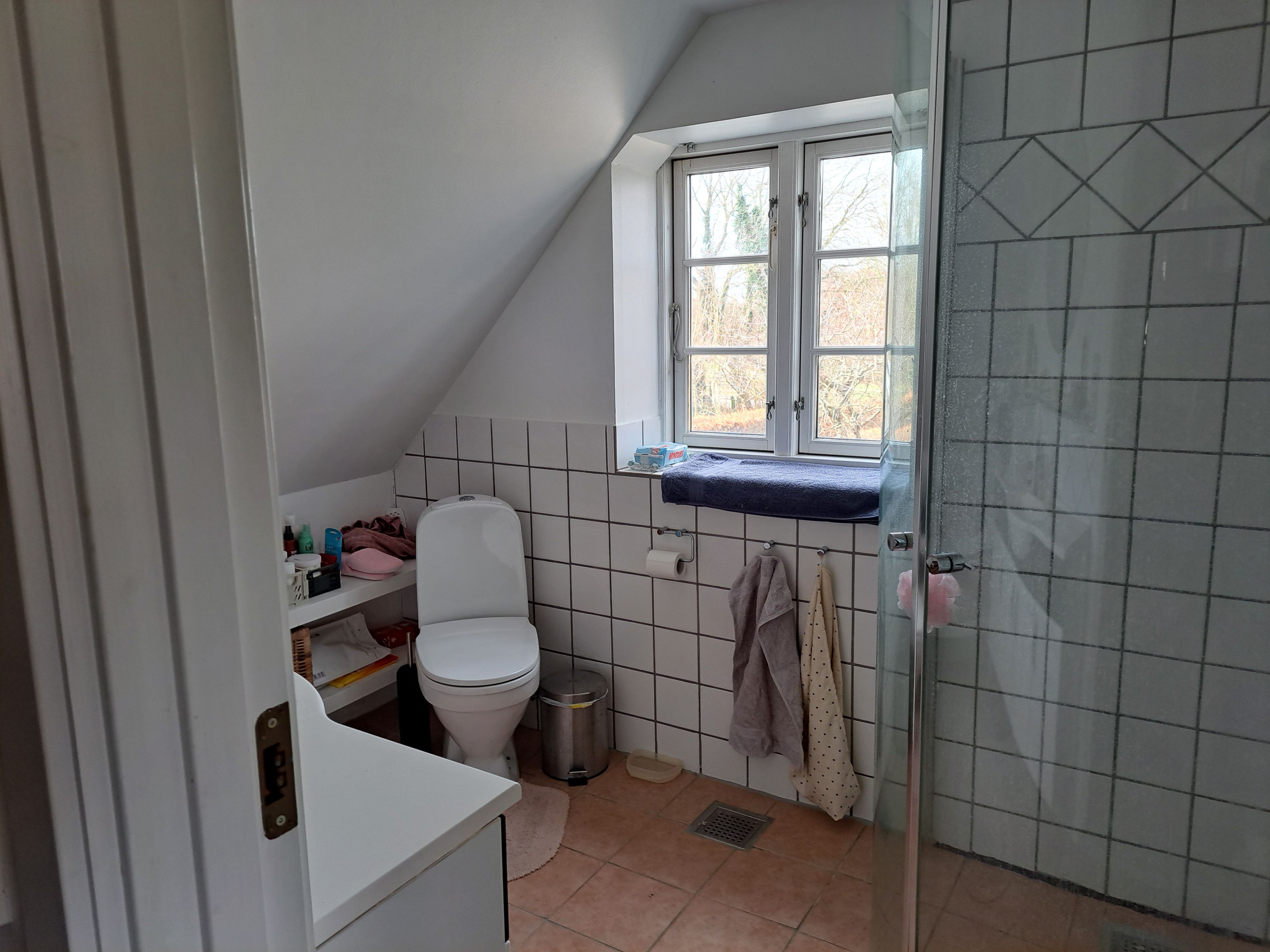 Lejlighed i smukke omgivelser på landet 